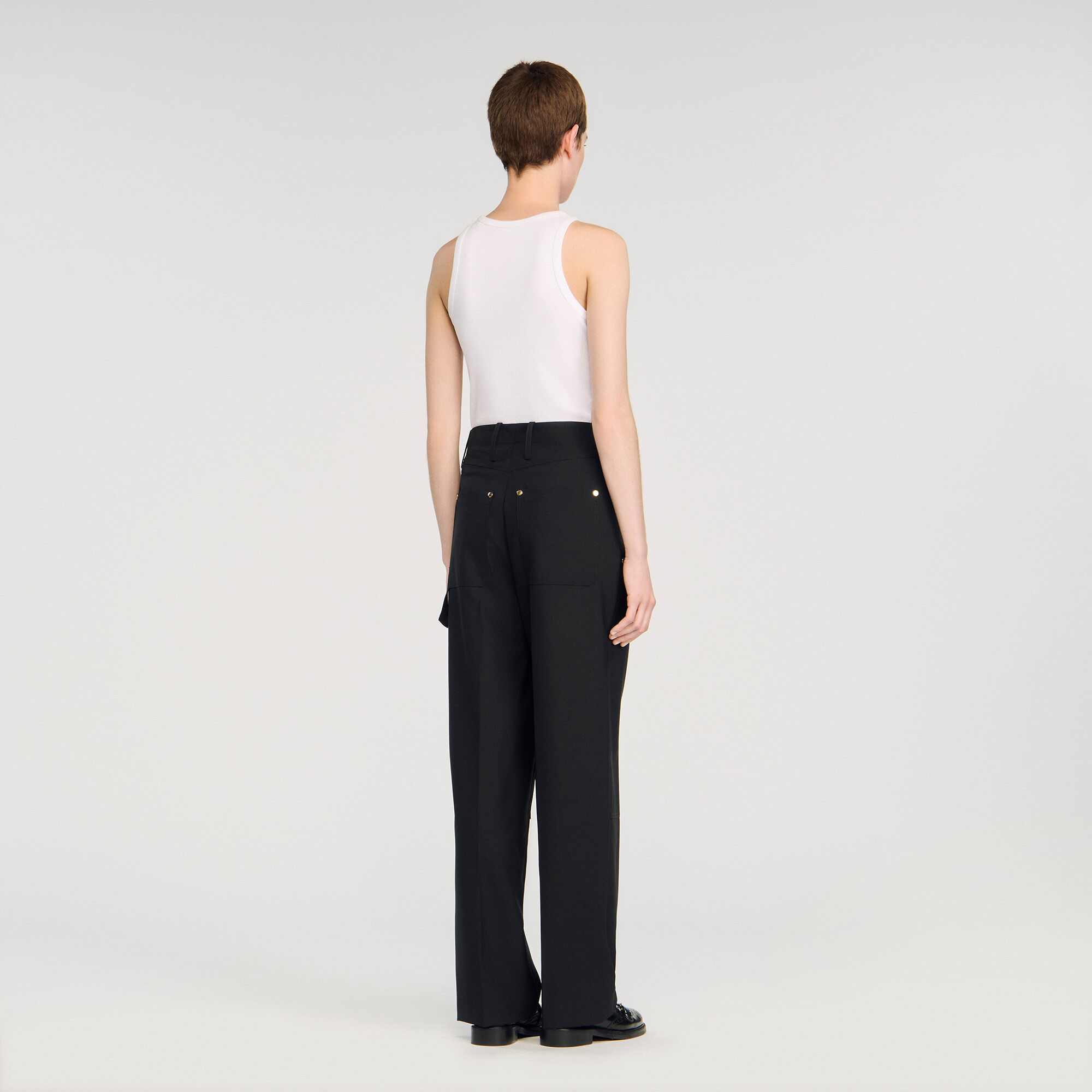 Fließende Hose mit Nieten