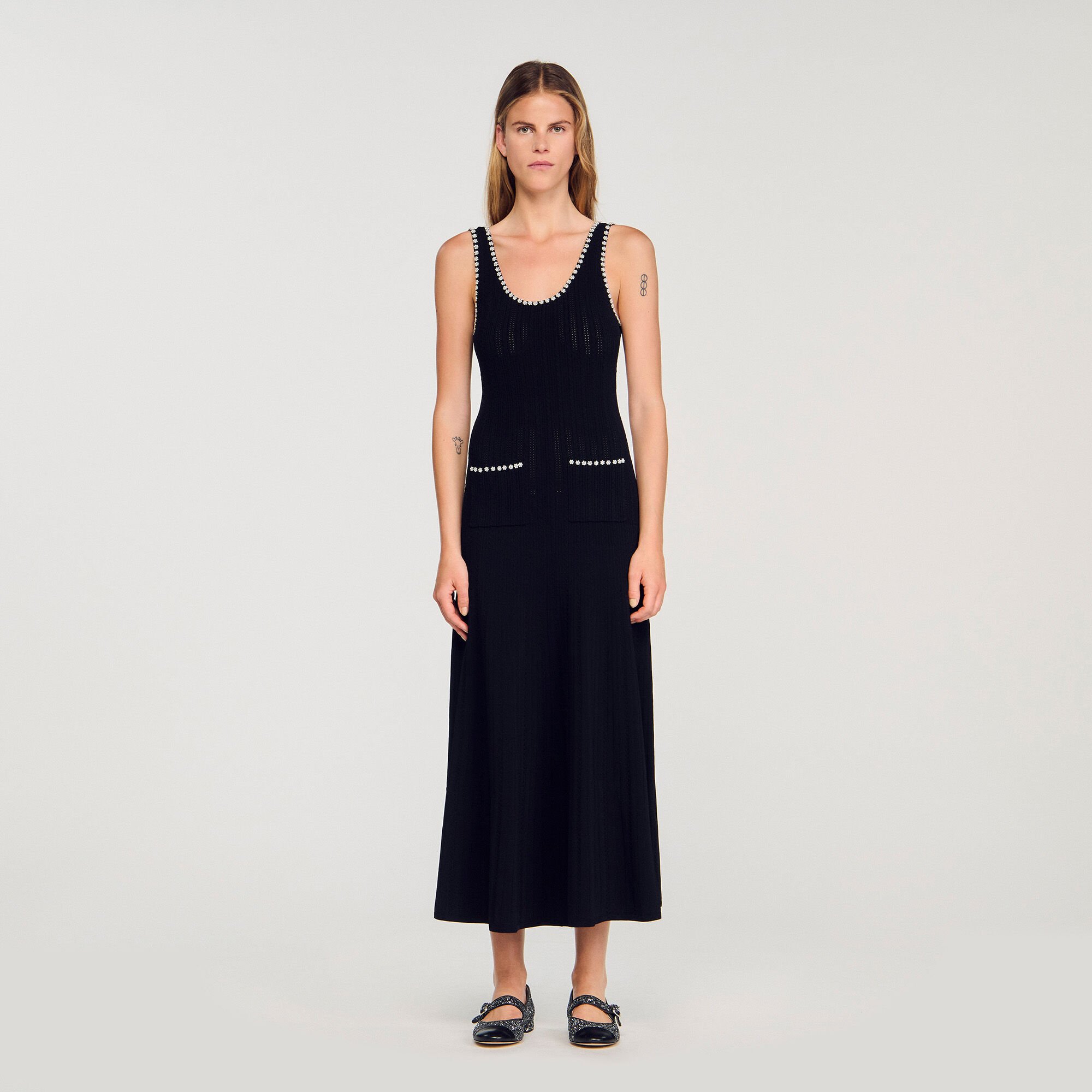 Langes Kleid mit Perlen
