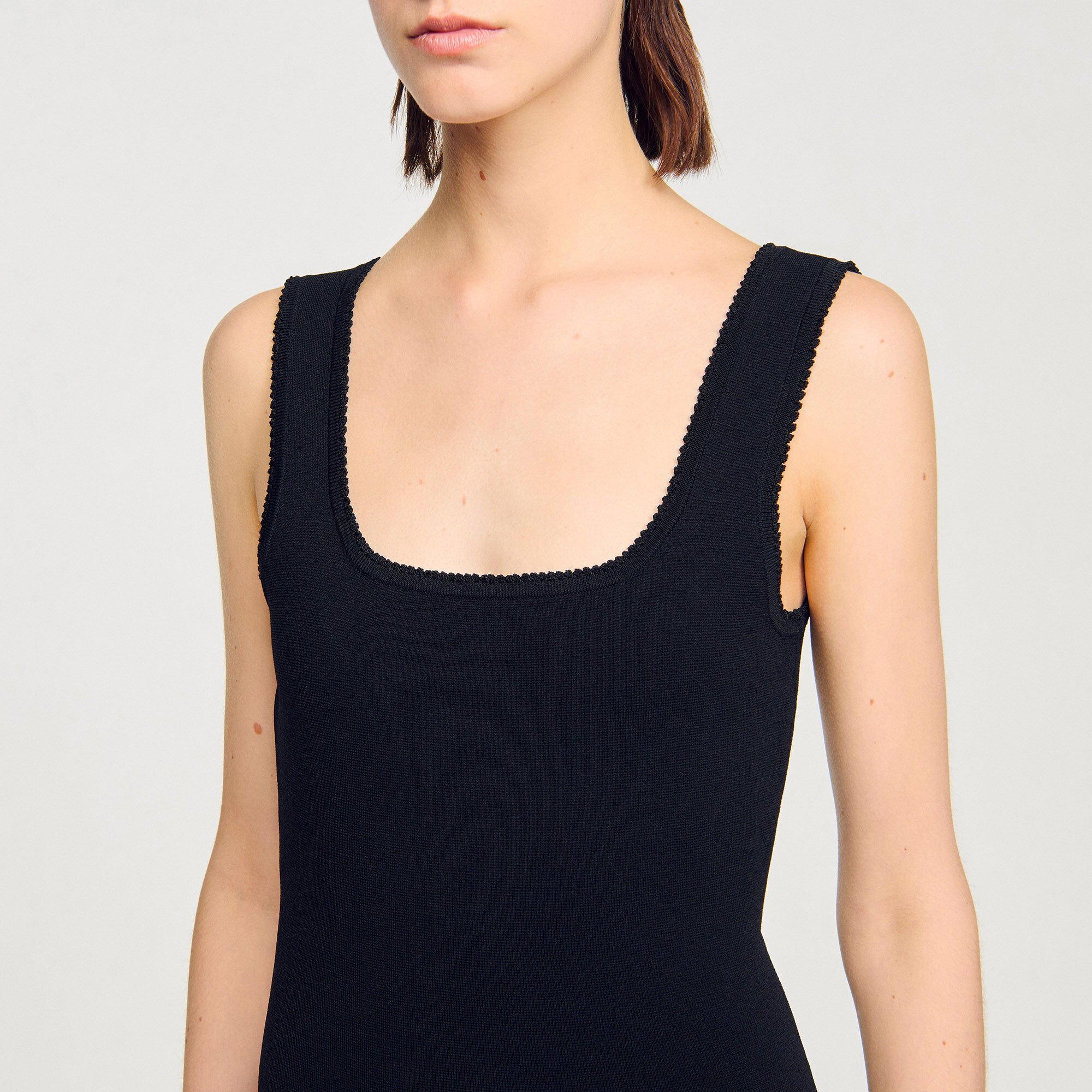 Kurzes Strickkleid mit Volant