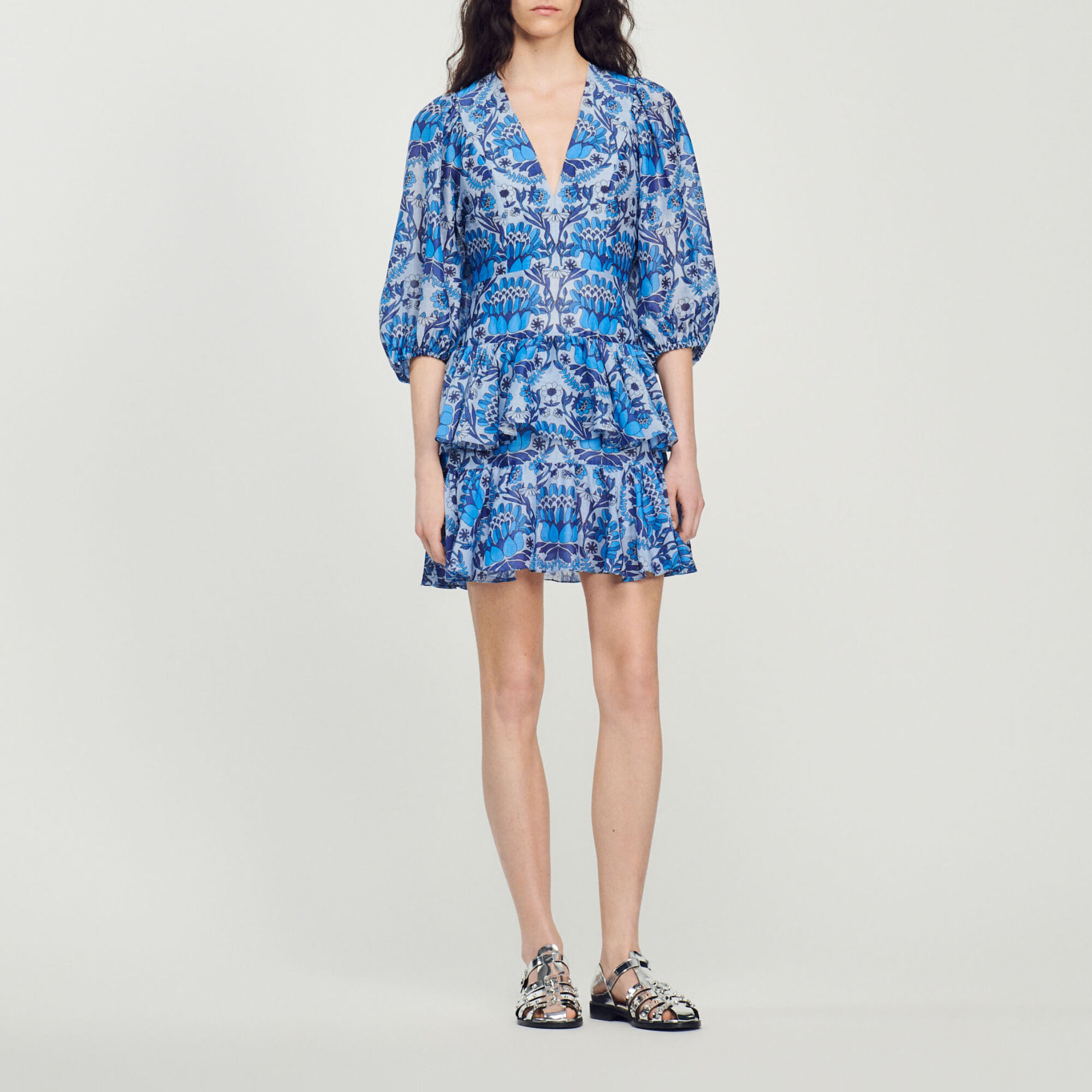 Kurzes Kleid mit Halstuchprint