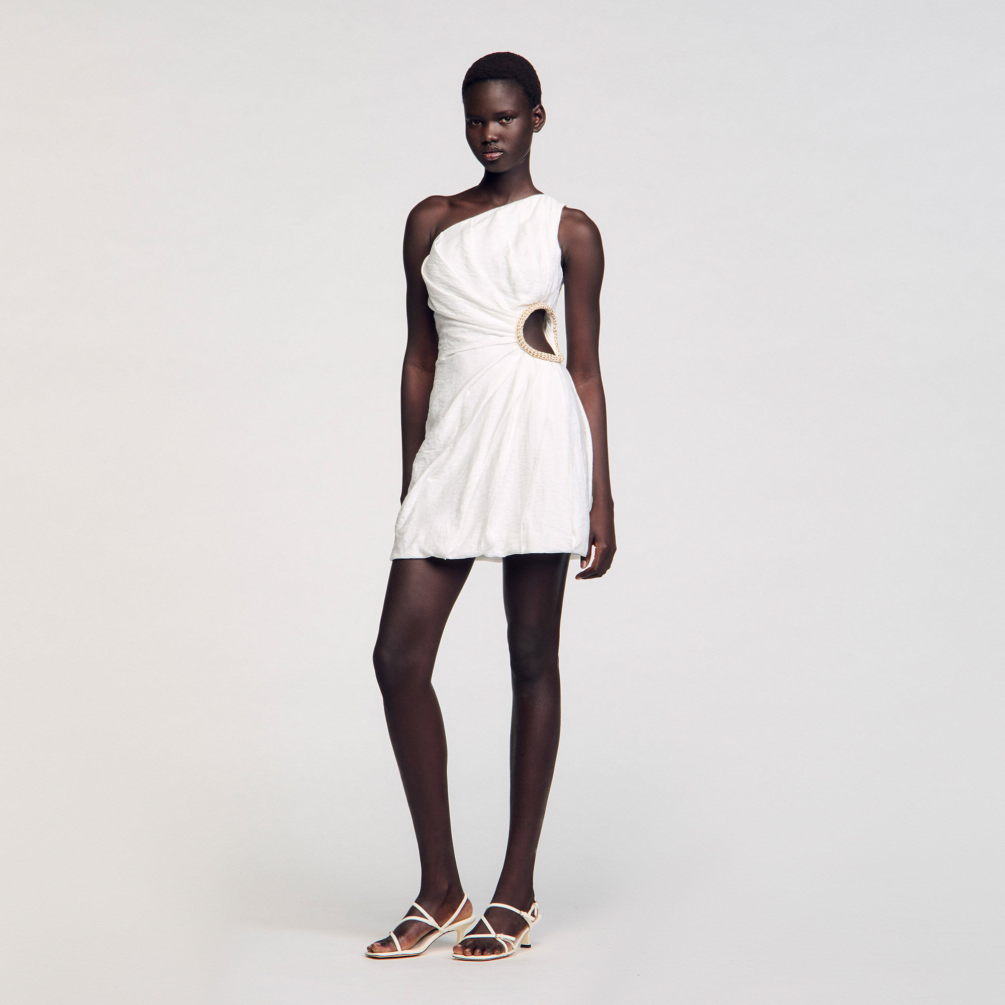 Kurzes asymmetrisches Kleid