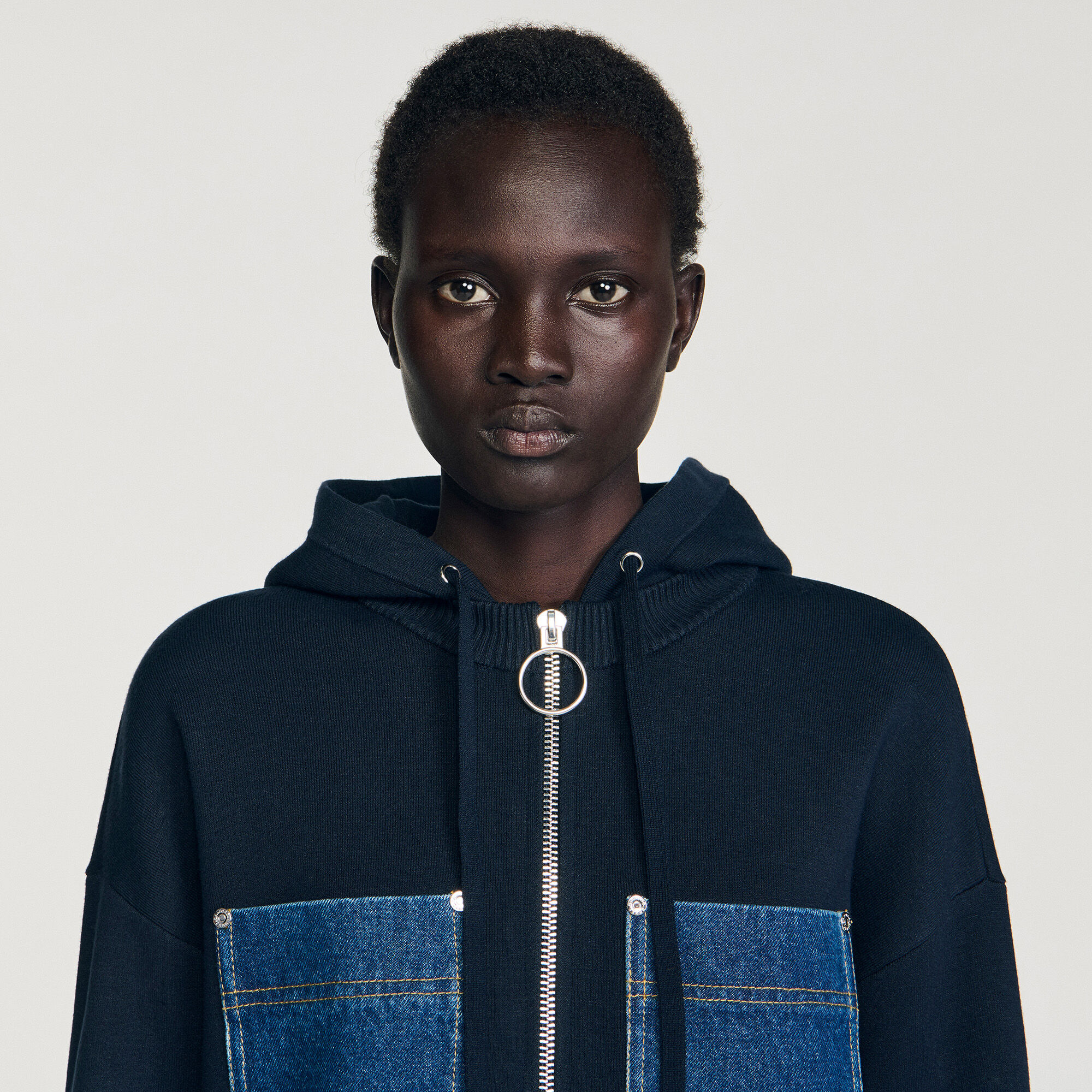 Sweatshirt aus Strick und Denim