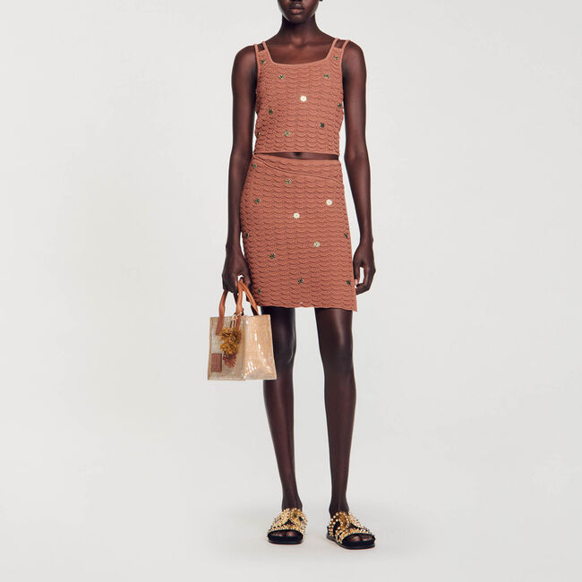 Kurzes Stricktop mit Metallelementen