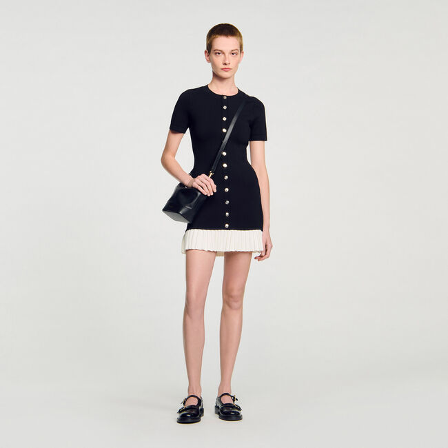 Kurzes Strickkleid mit Volant