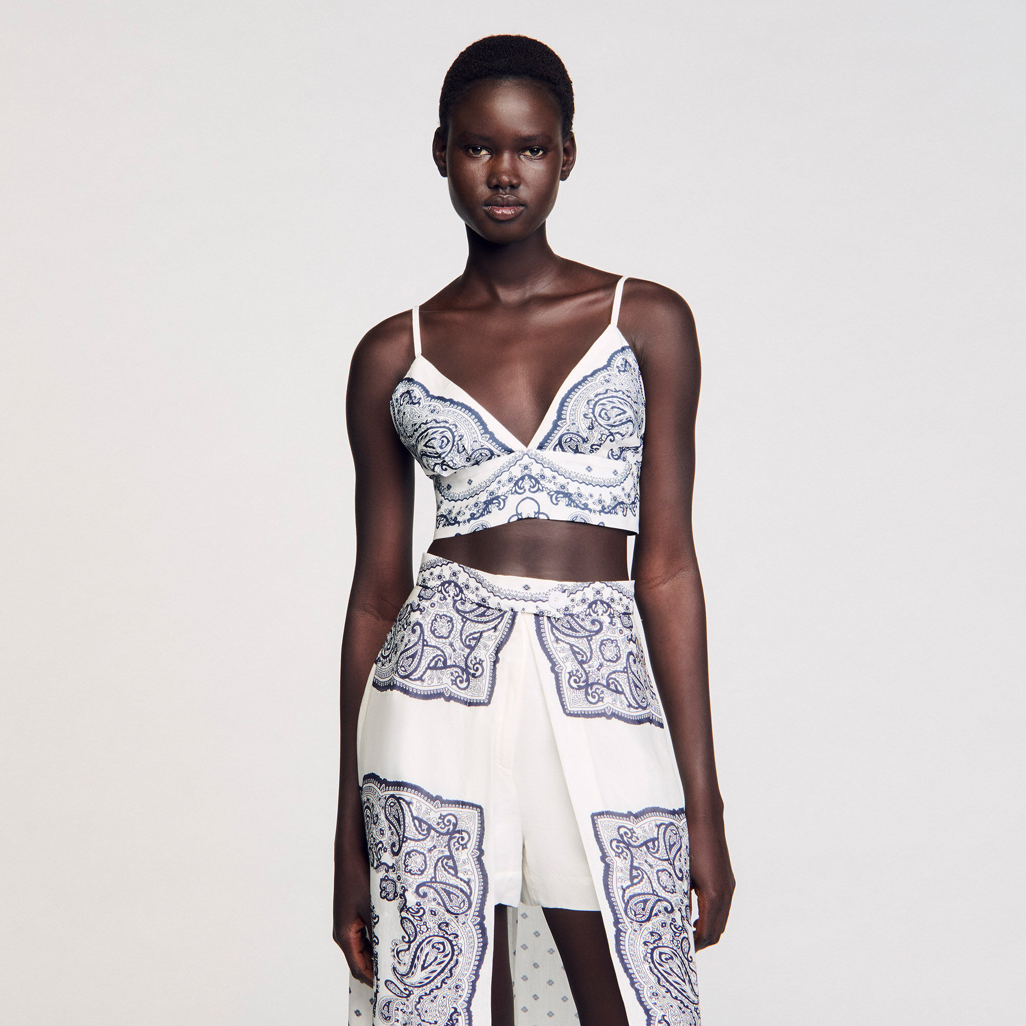 Kurzes Top mit Bandana-Print