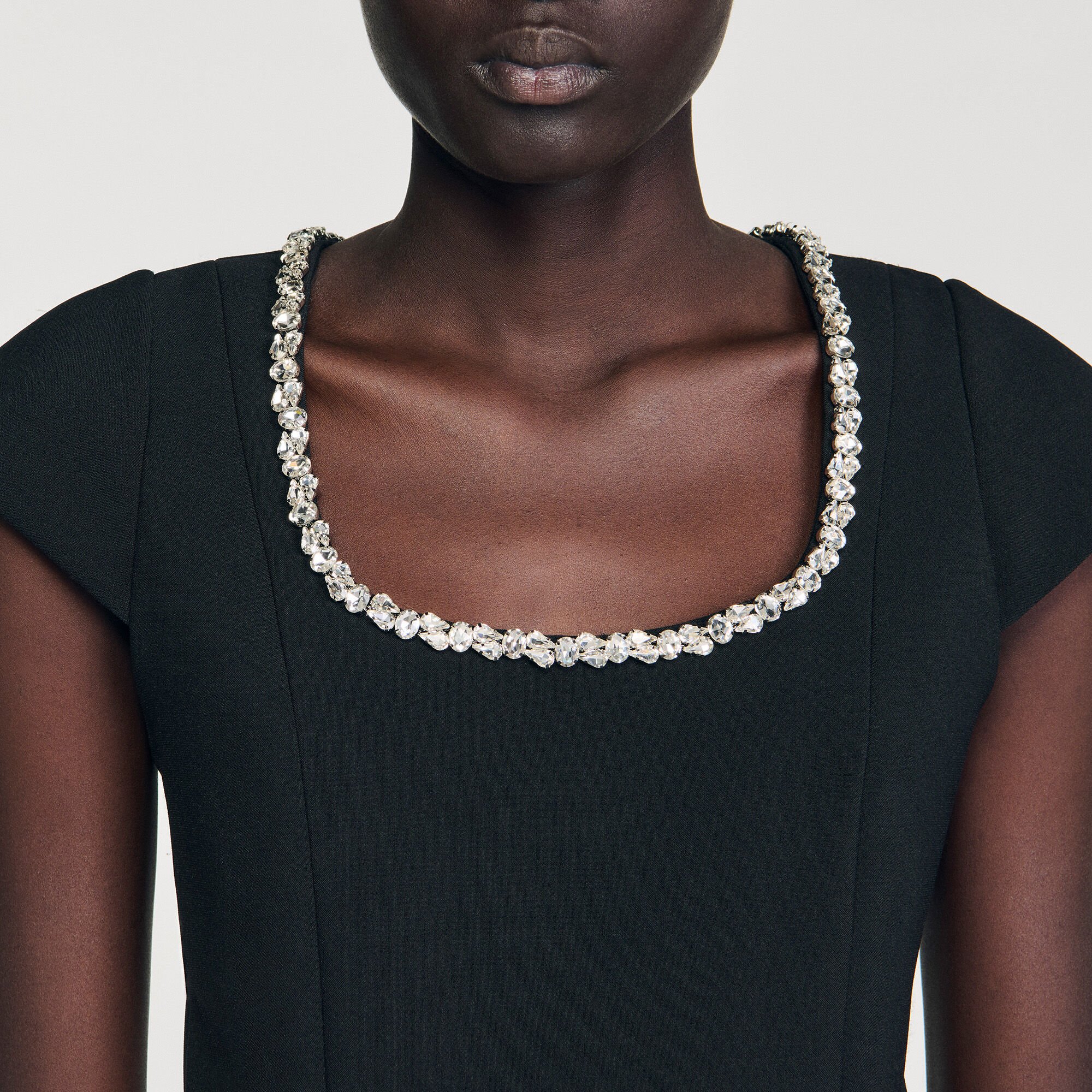 Kurzes Kleid mit Strasskragen
