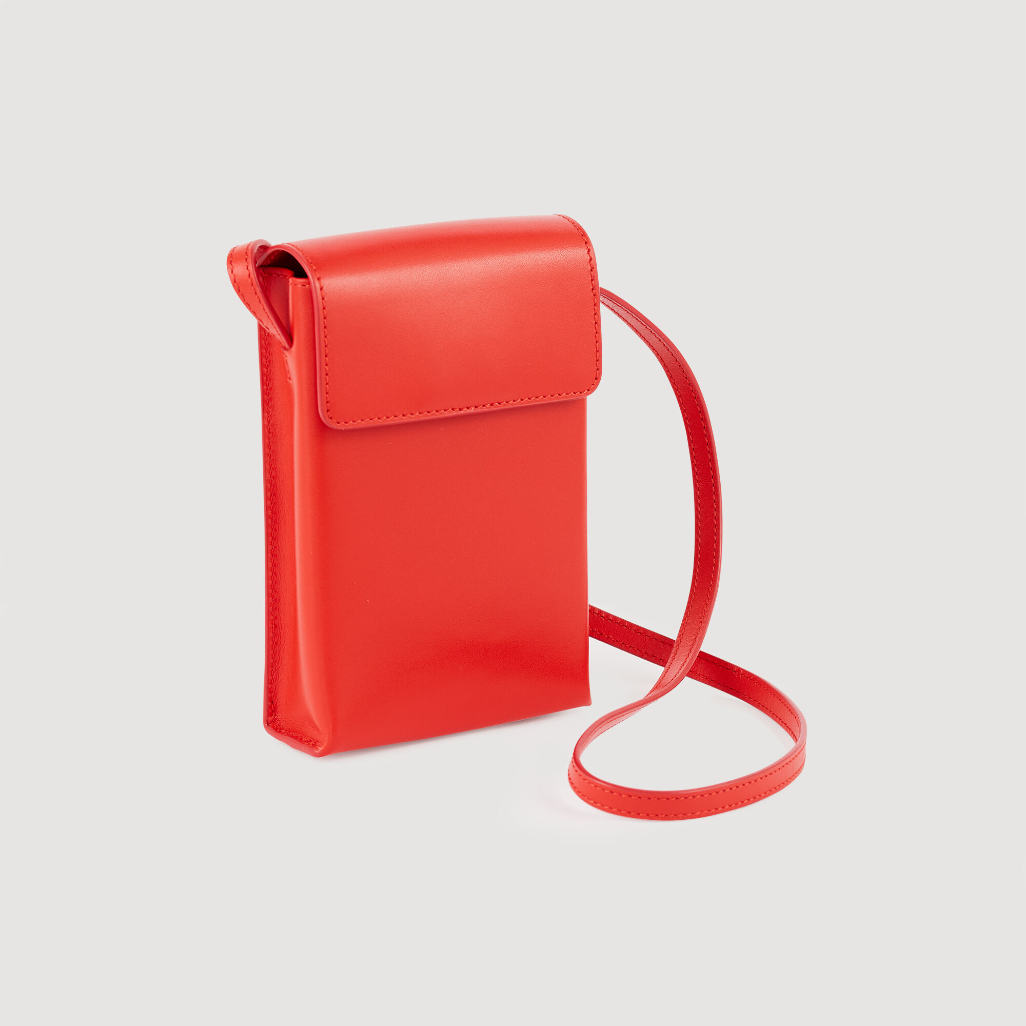 Pochette aus Glattleder mit Trageriemen