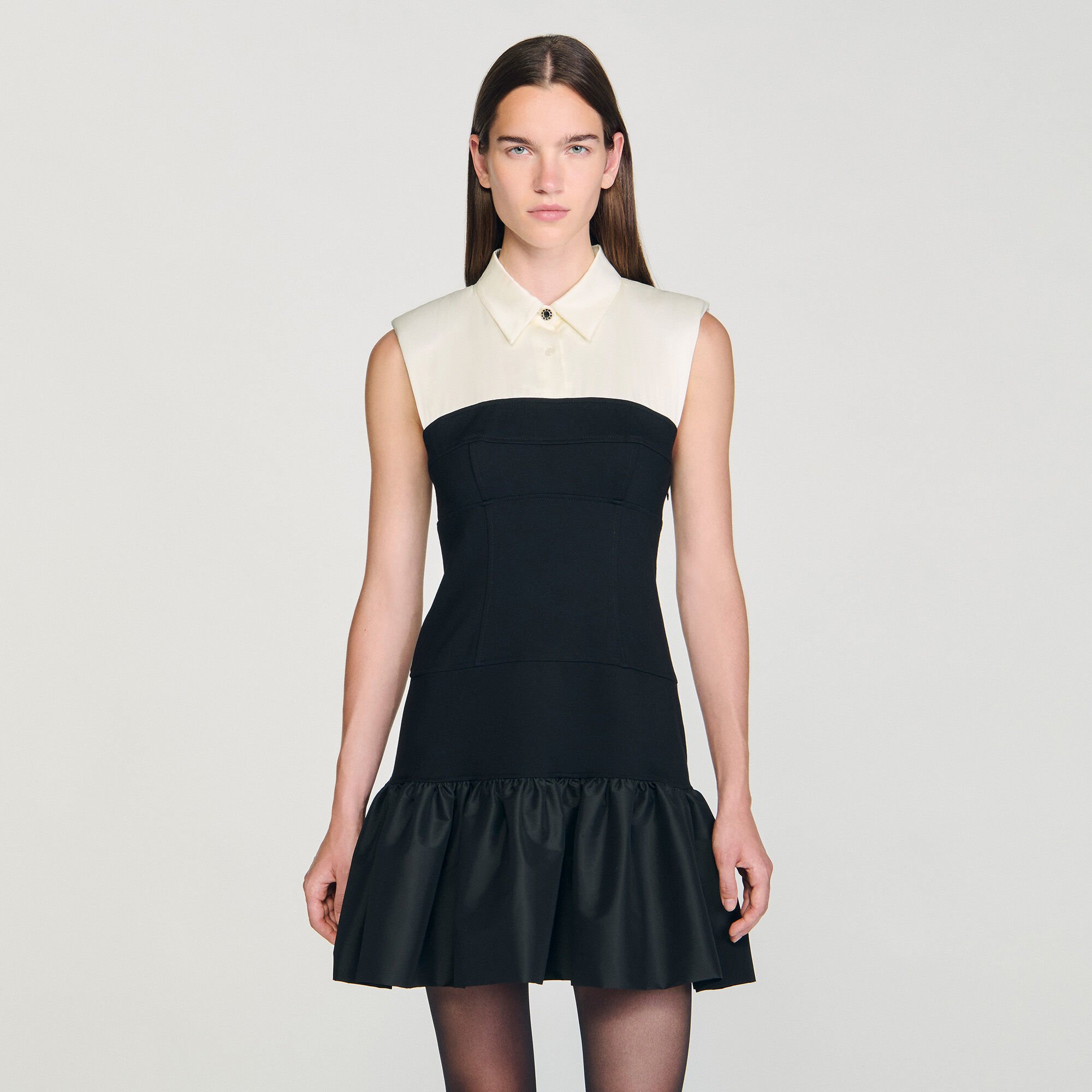 Kurzes zweifarbiges Volantkleid