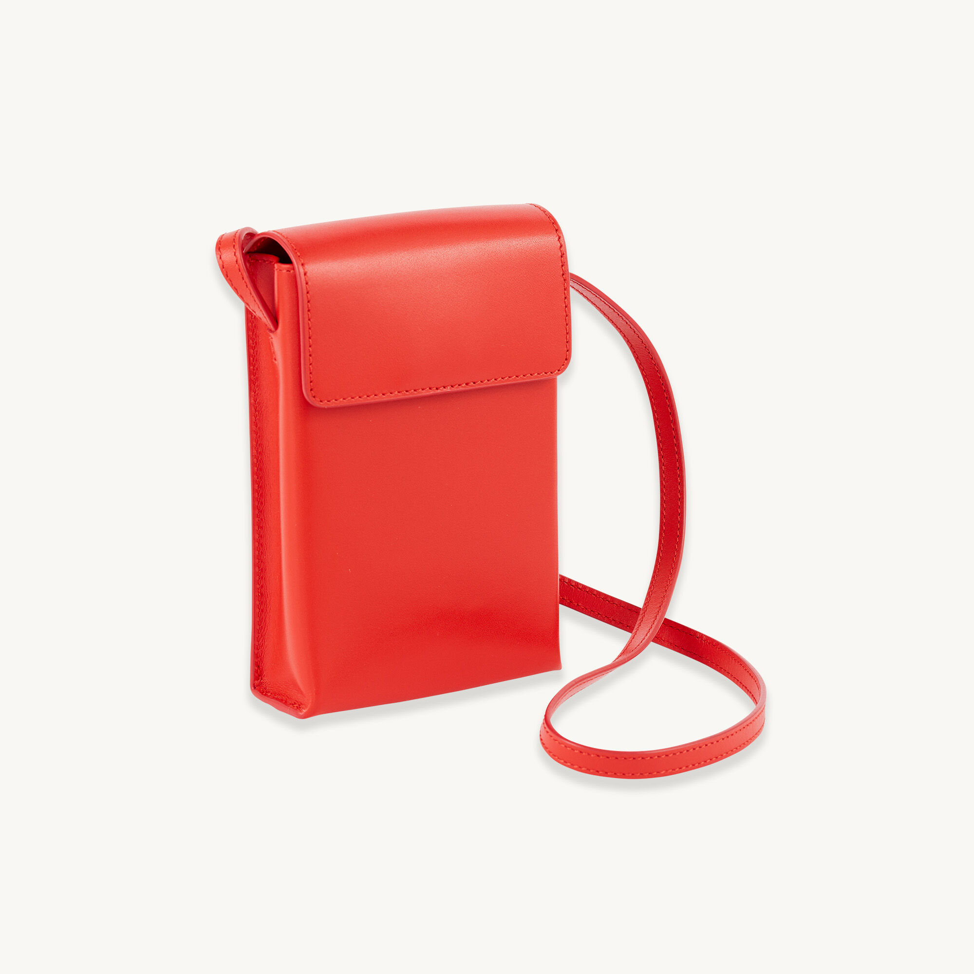 Pochette aus Glattleder mit Trageriemen