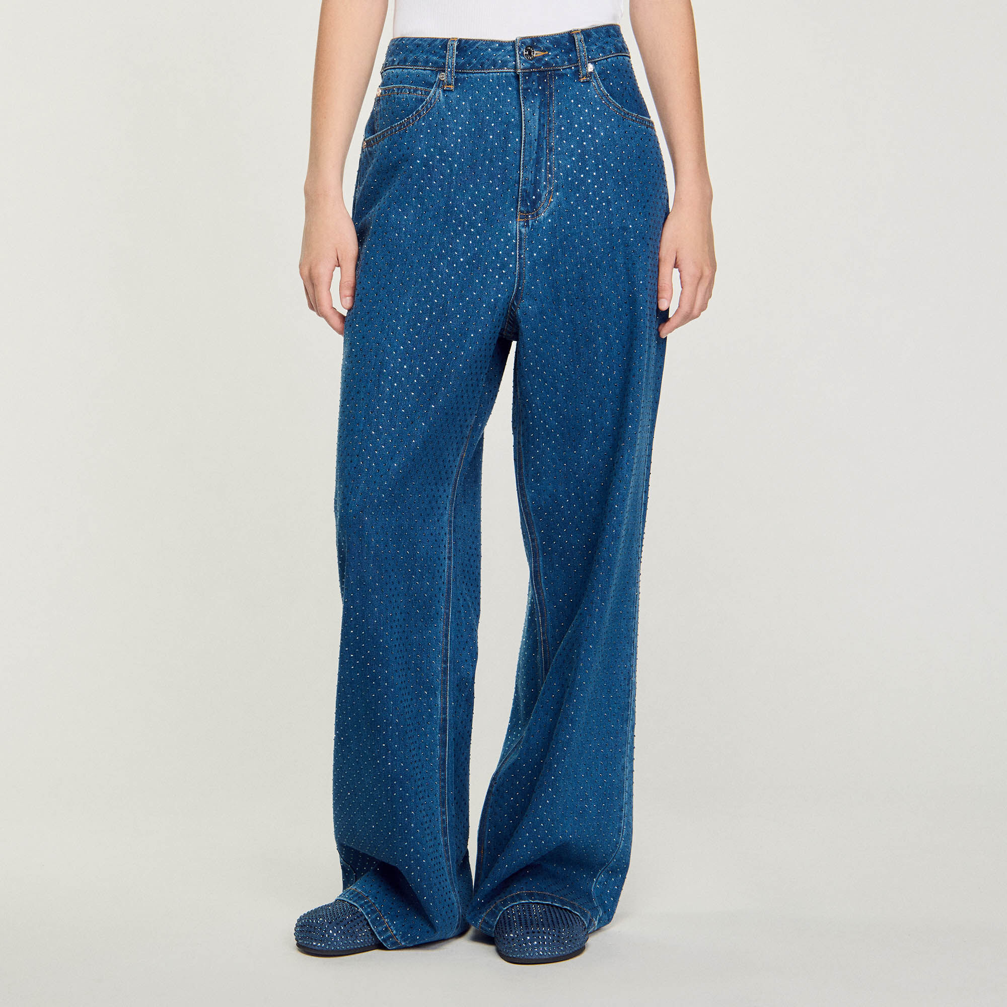 Weite Jeans mit Strassbesatz
