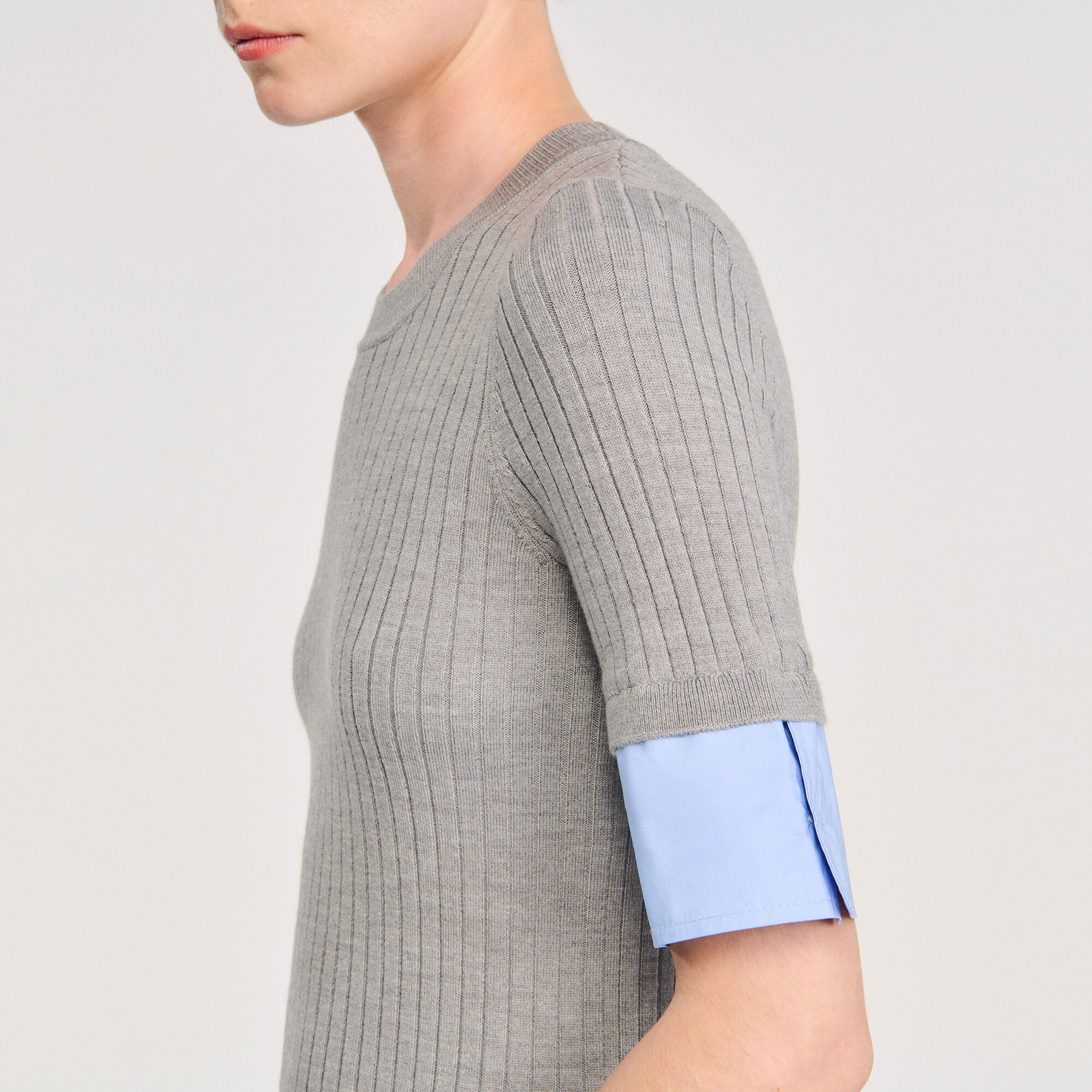 Pulli mit kontrastierenden Ärmeln