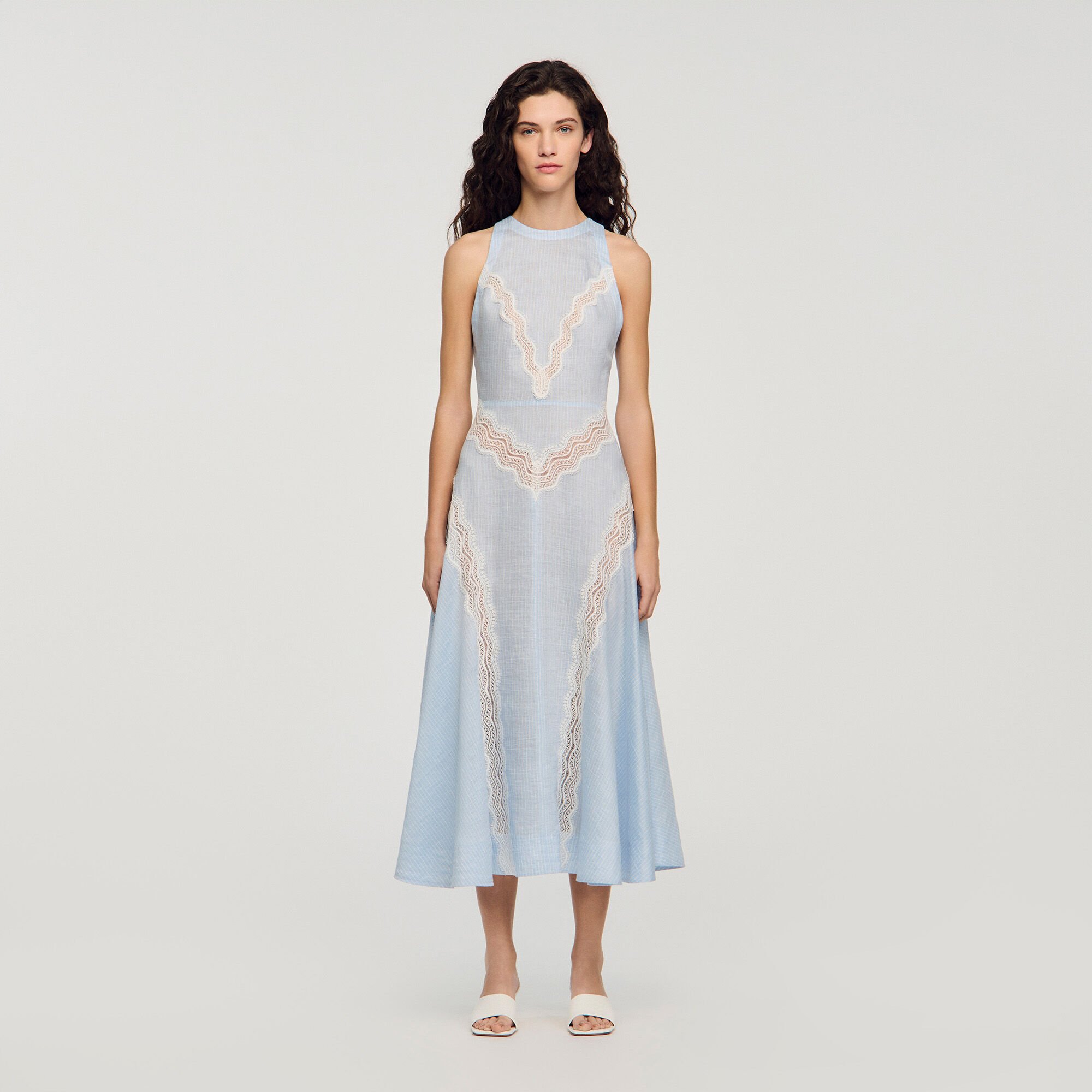 Langes Kleid mit Spitzendetails