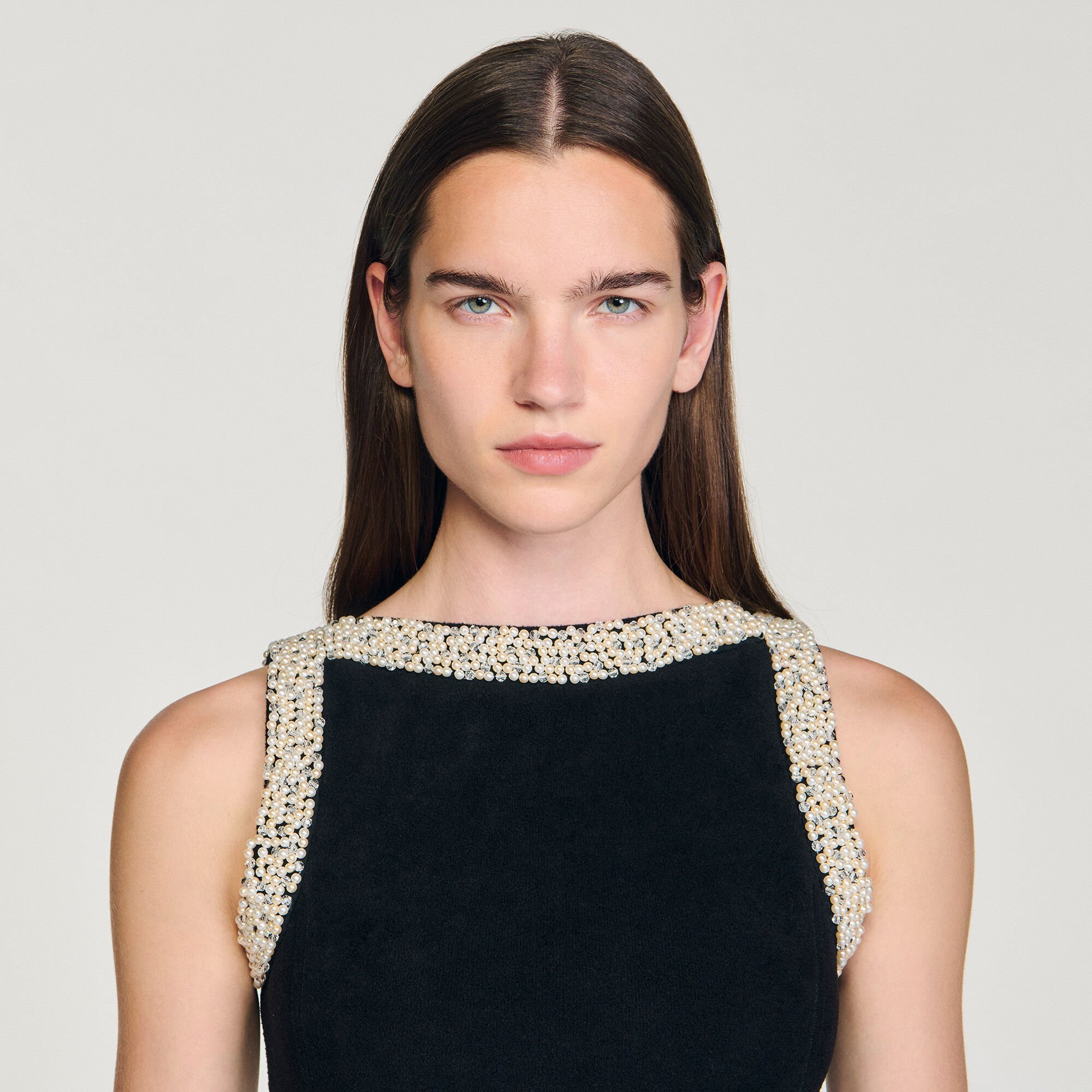 Kurzes Kleid mit Perlenverzierung