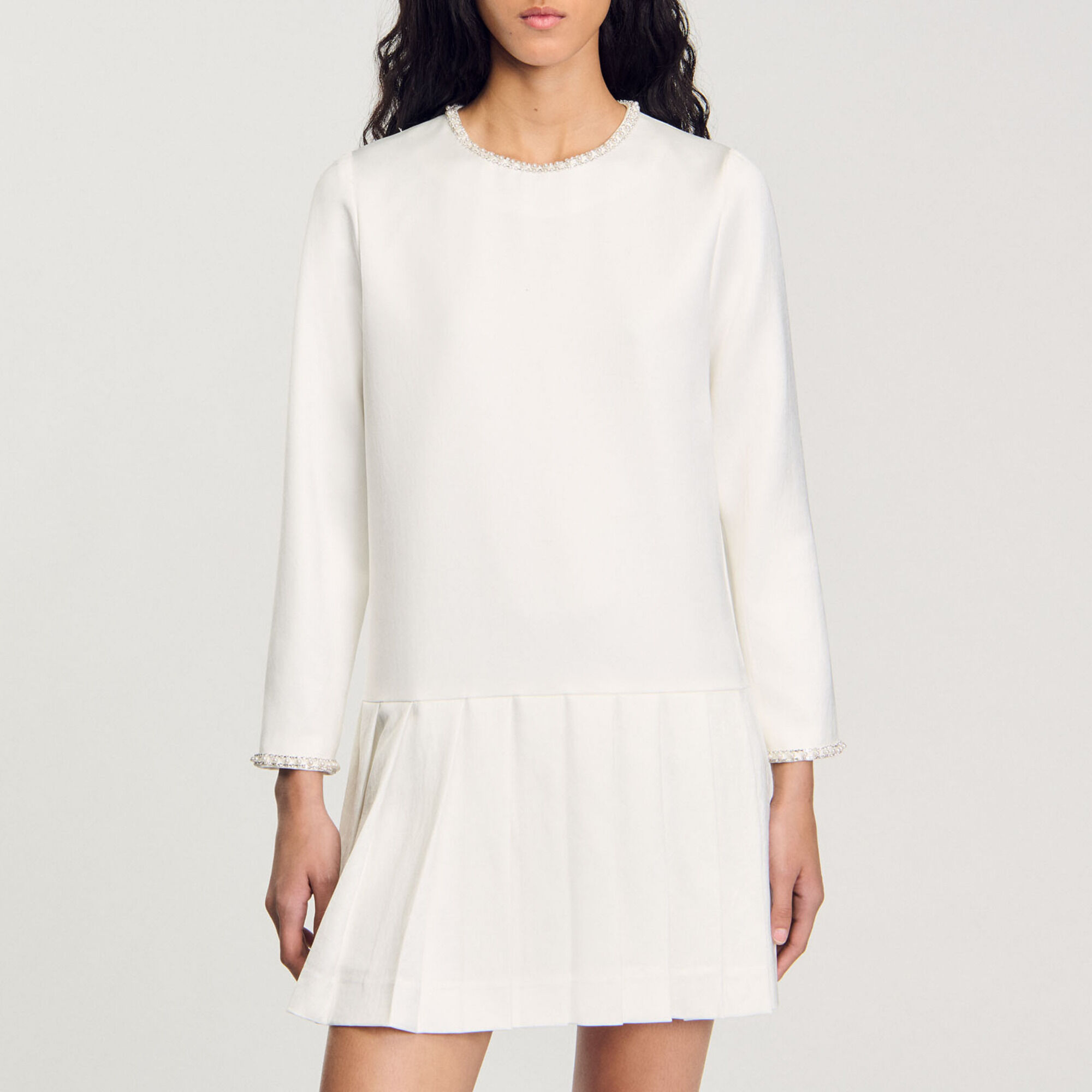 Kurzes Satinkleid mit Perlen