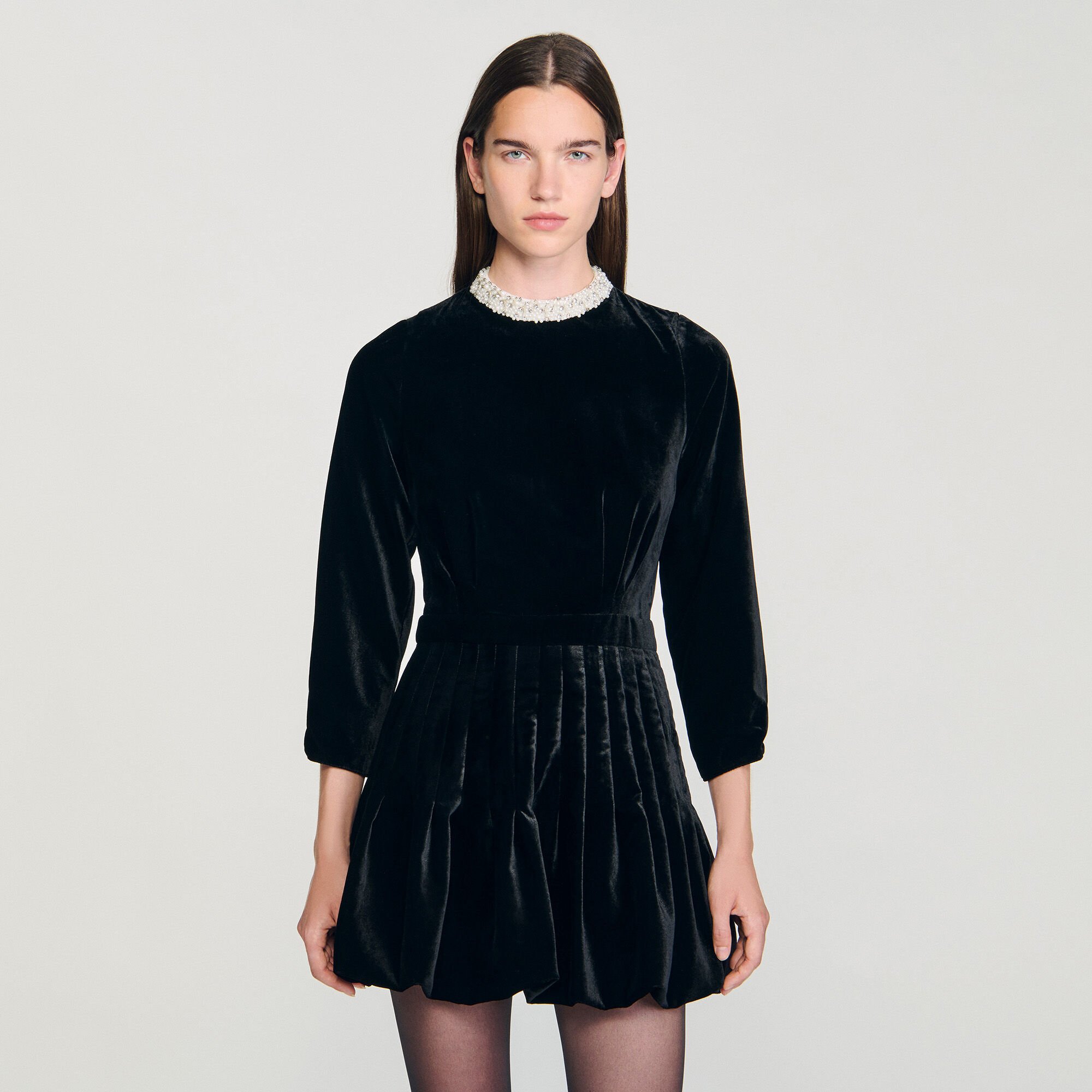 Kurzes Samtkleid mit Perlen