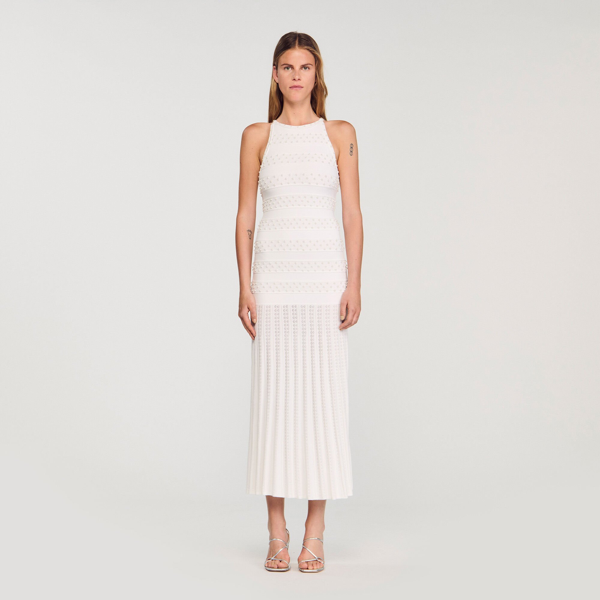 Langes Kleid mit Perlen