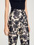 Hose mit Blumendruckmuster