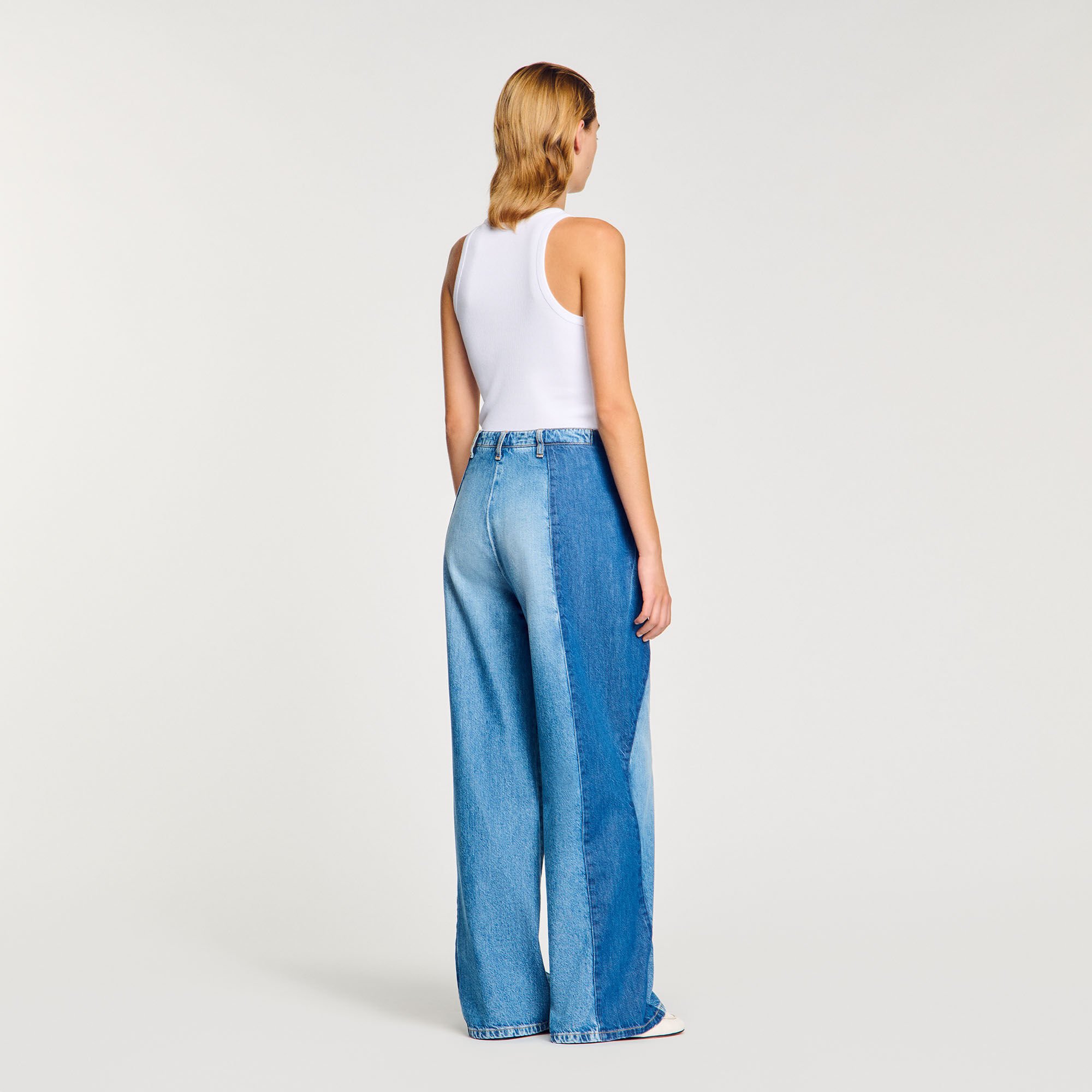 Jeans mit kontrastierenden Einsätzen