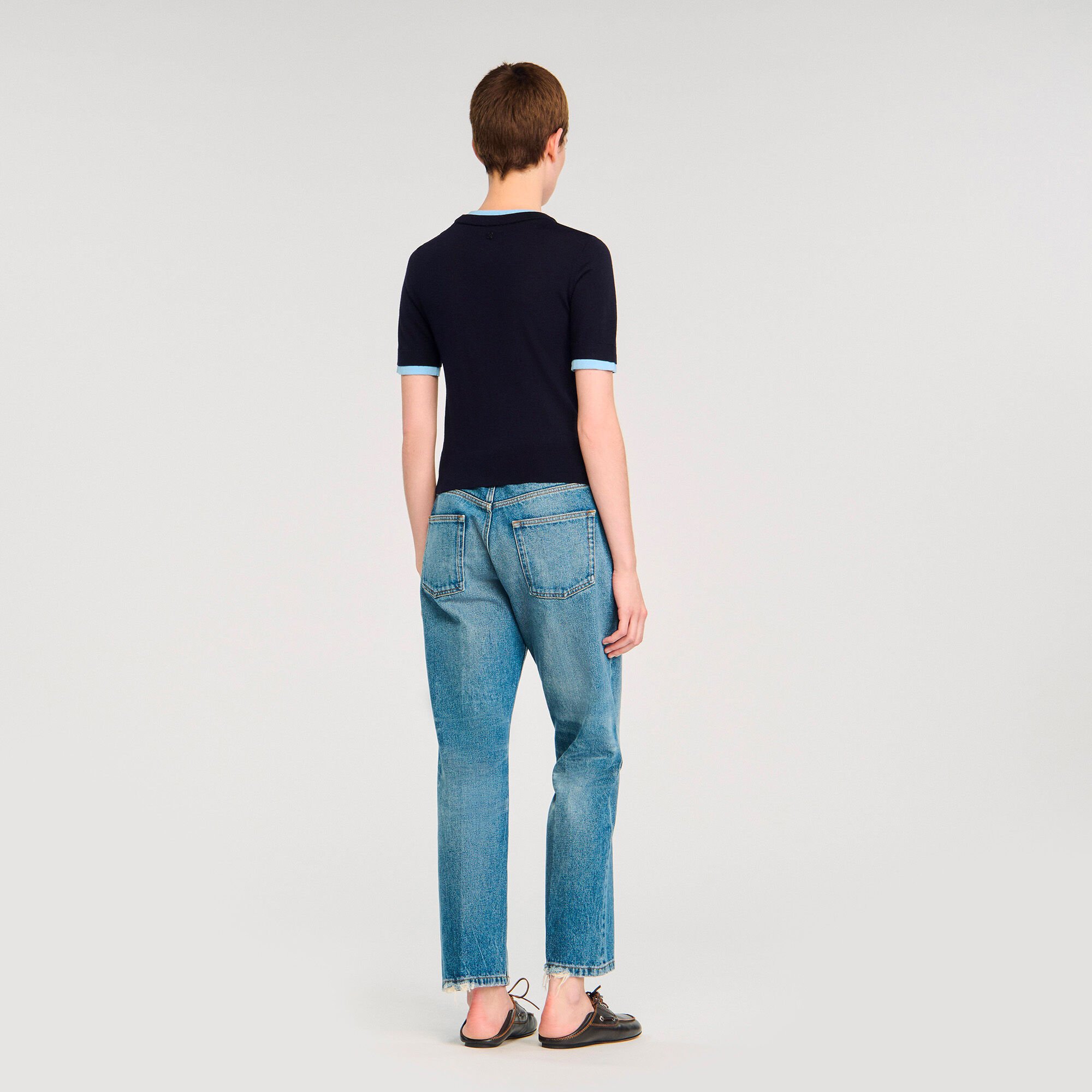 Zweifarbiger kurzer Pullover