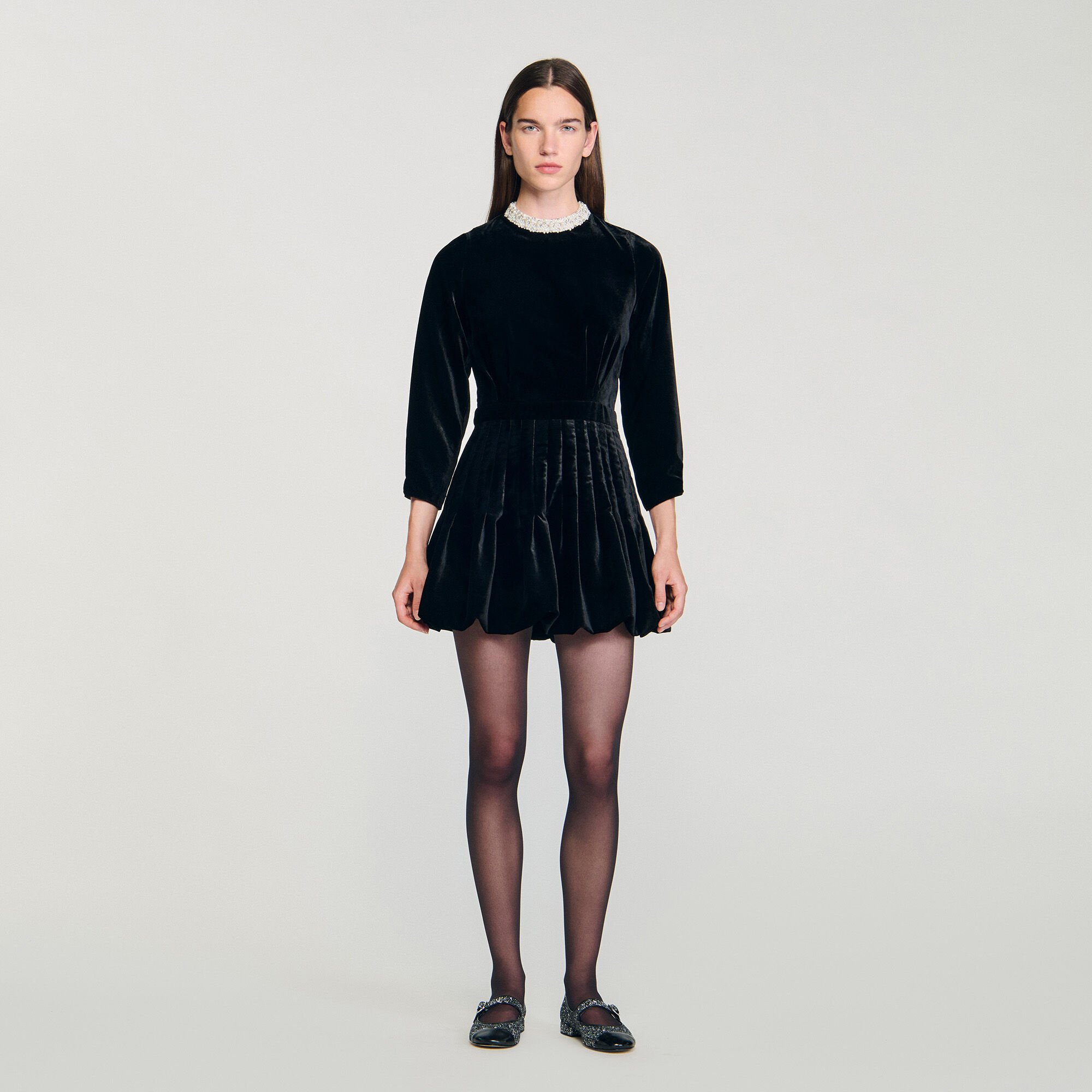 Kurzes Samtkleid mit Perlen
