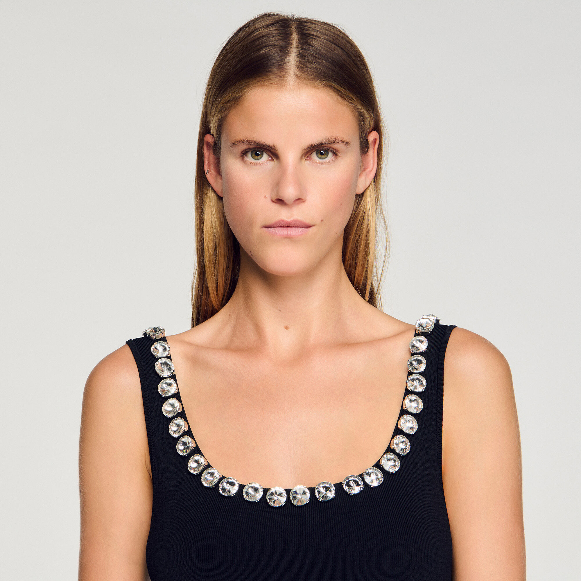 Kurzes Kleid mit Strasskragen