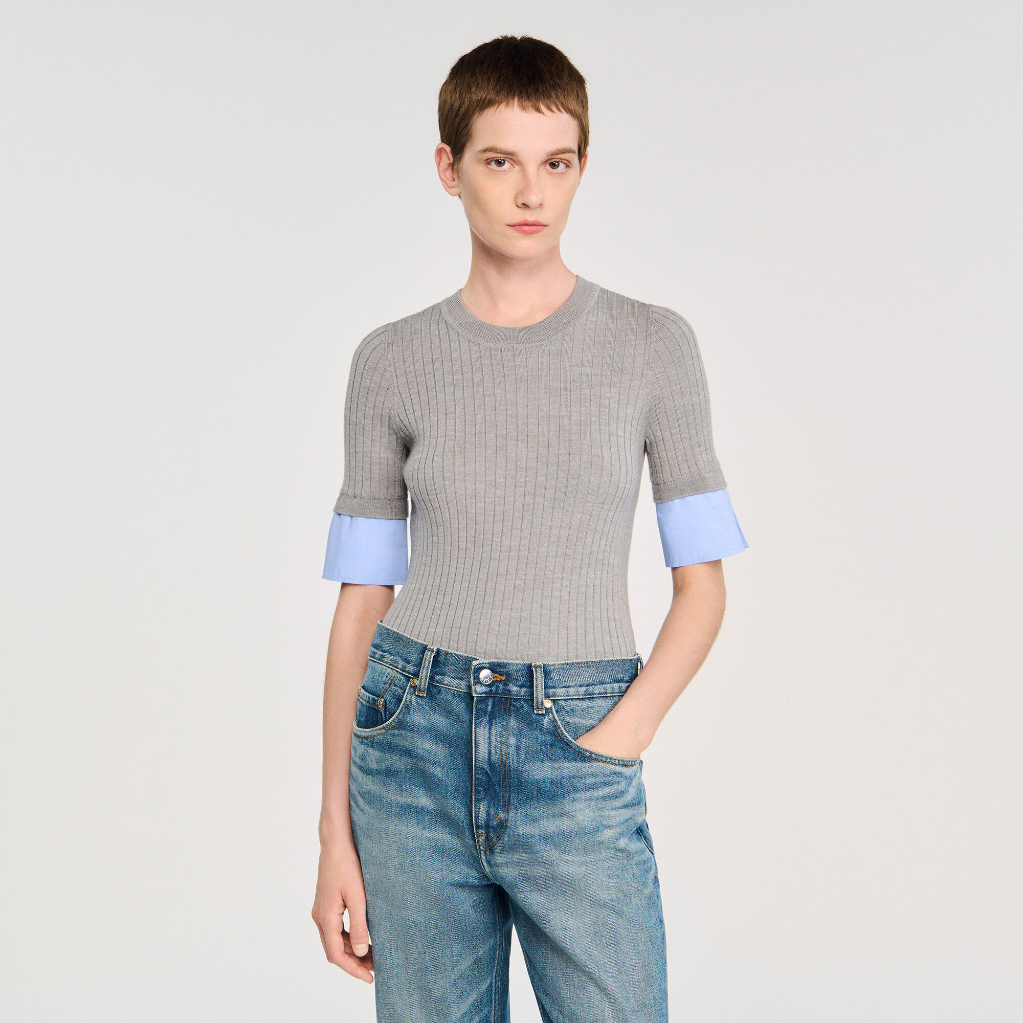 Pulli mit kontrastierenden Ärmeln