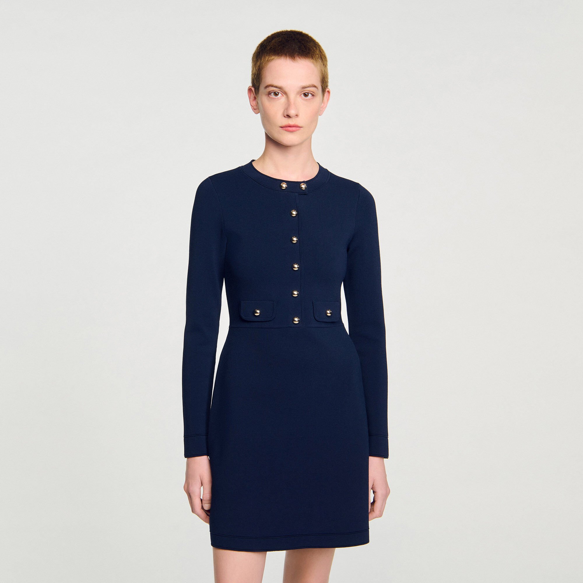 Kurzes geknöpftes Strickkleid