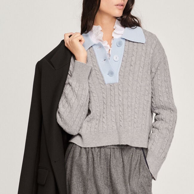 Kurzer Strickpullover mit Zopfmuster