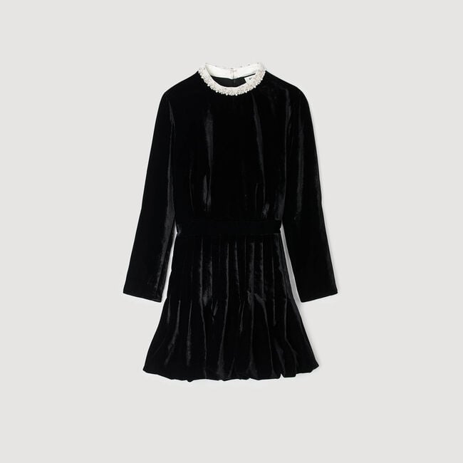 Kurzes Samtkleid mit Perlen