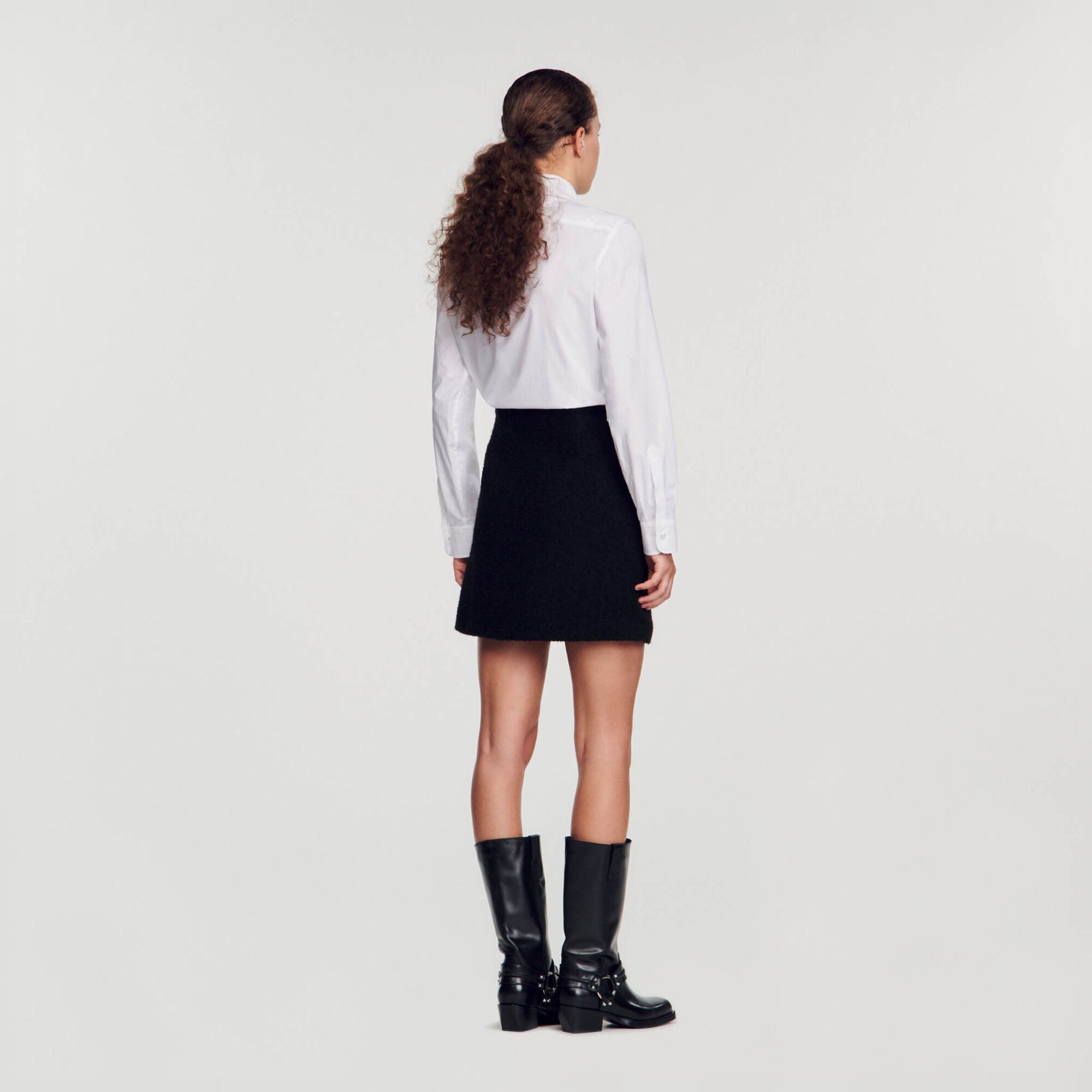 Kurzer Rock mit Knöpfen