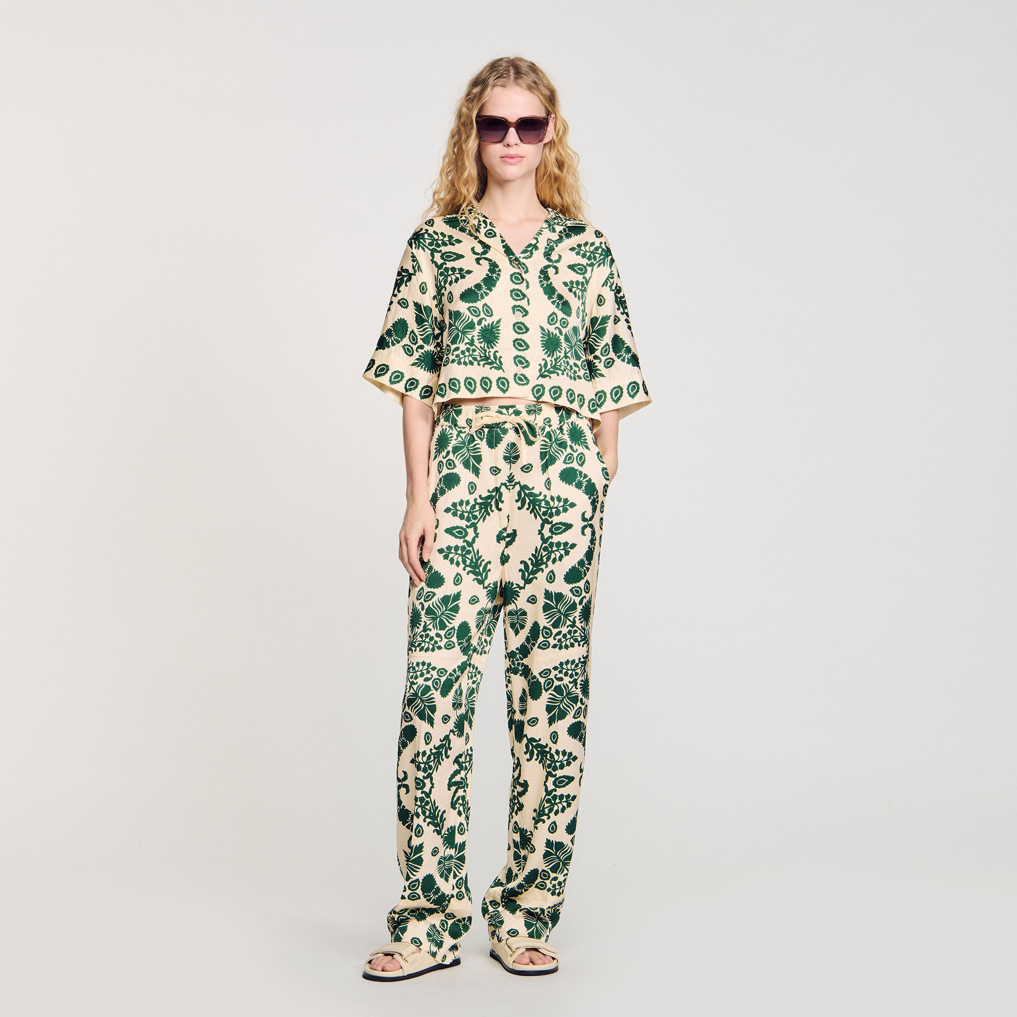 Hose mit Blumendruckmuster