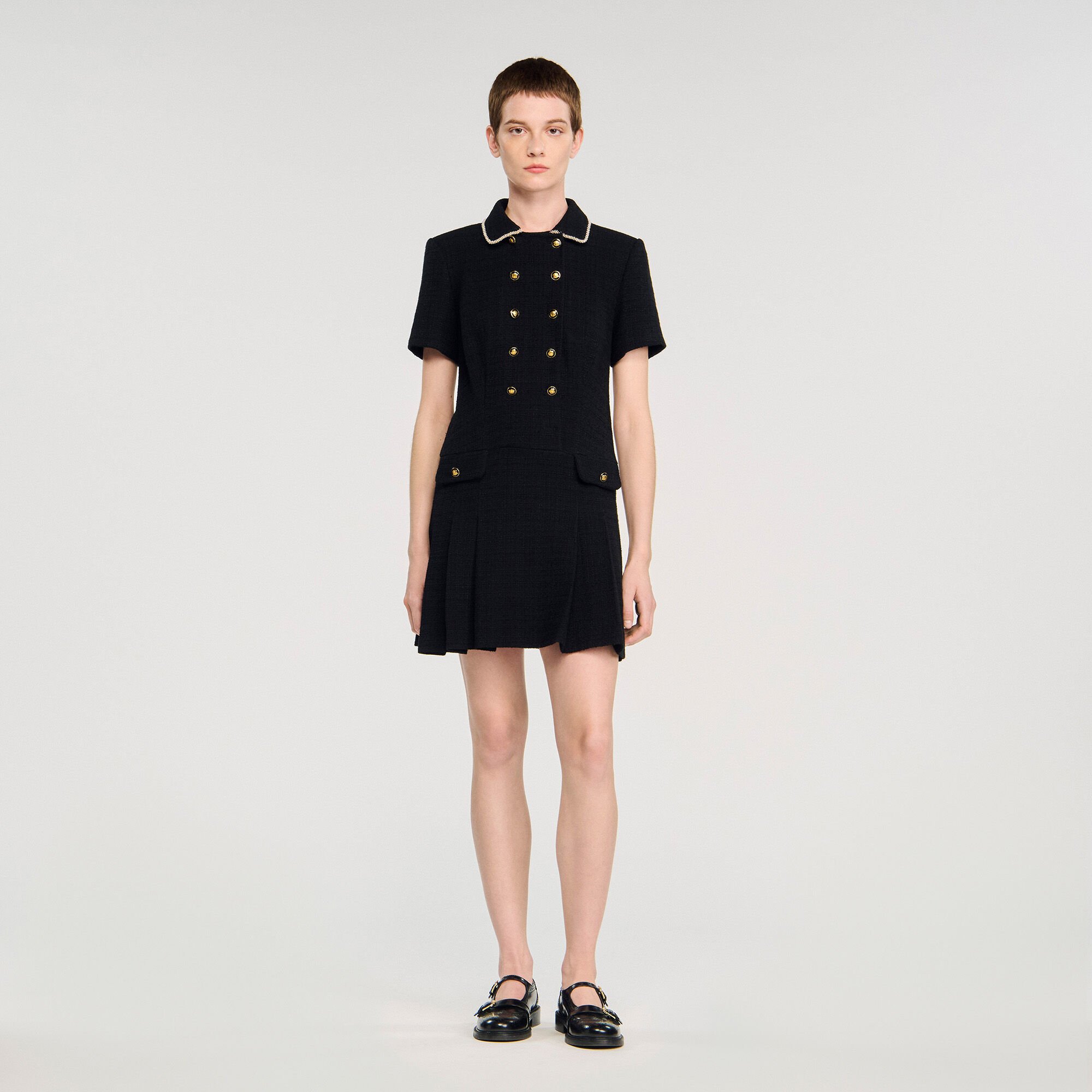 Kurzes Tweedkleid mit Zierknöpfen