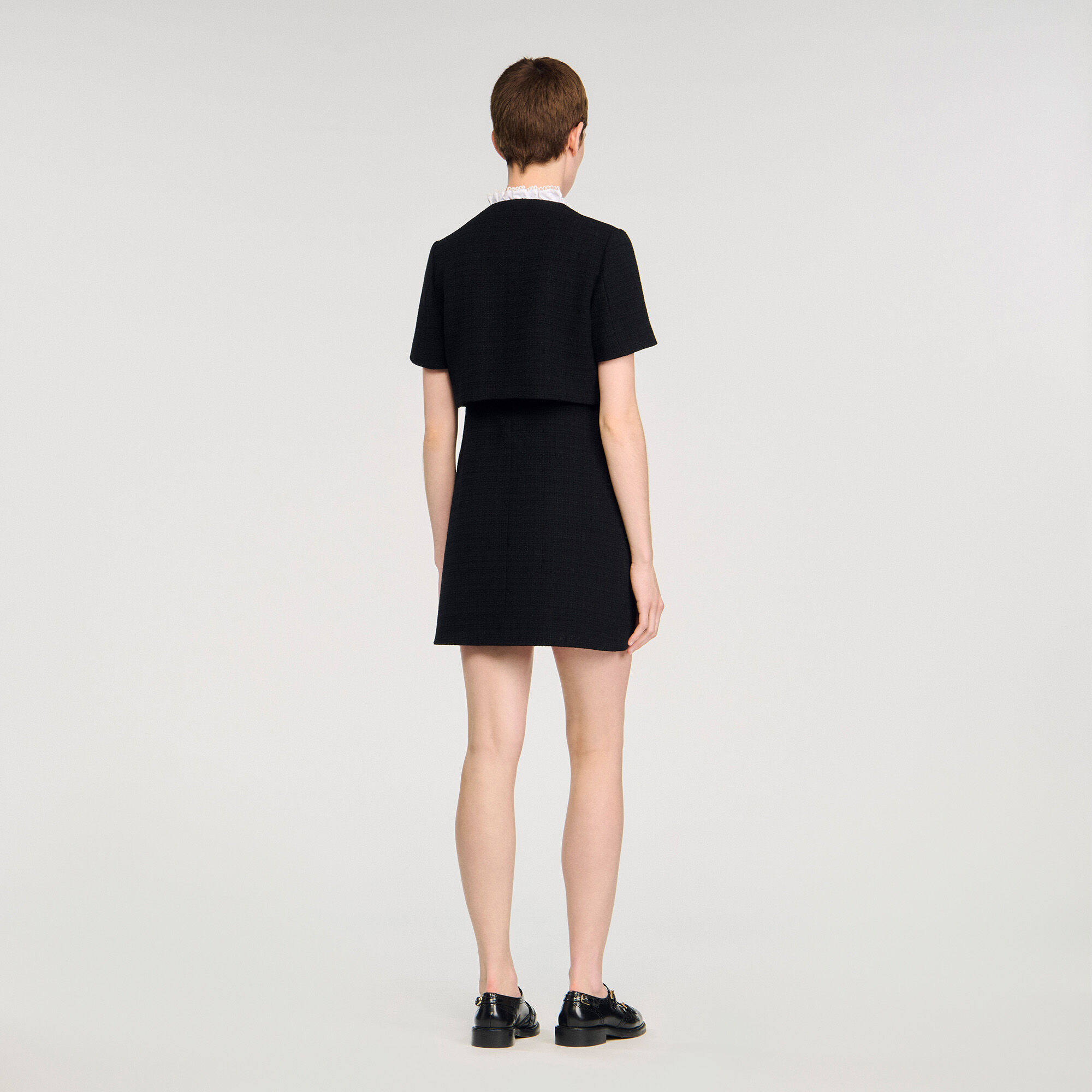 Kurzes Kleid mit abnehmbarem Kragen