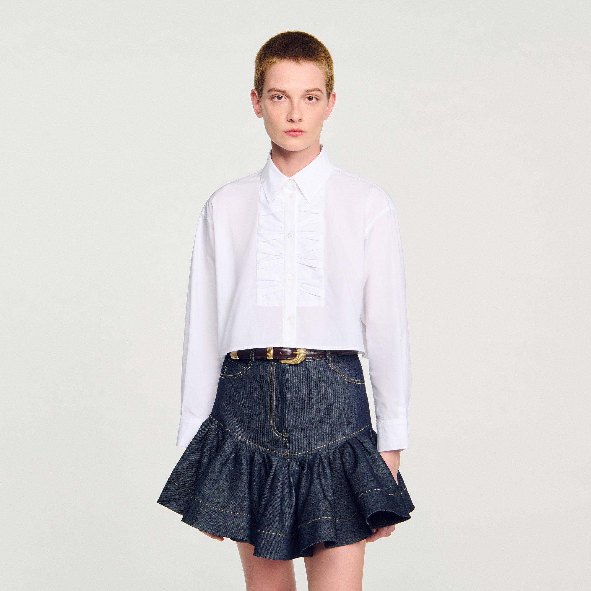 Kurze Hemdbluse mit Knotendetails