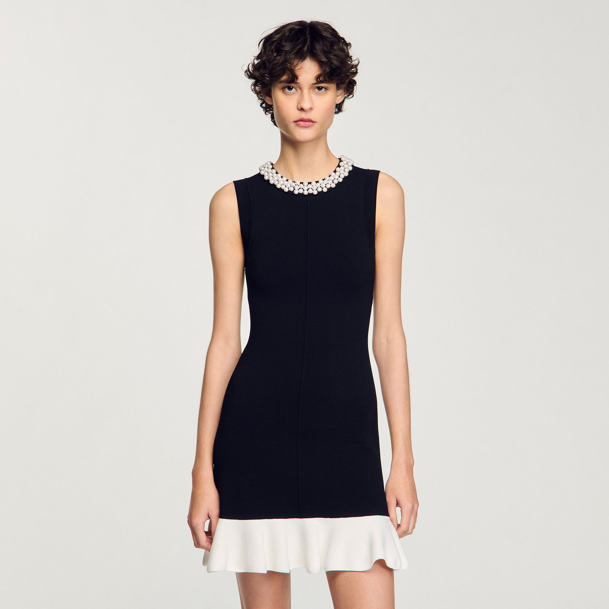 Kurzes Strickkleid mit Perlenkragen