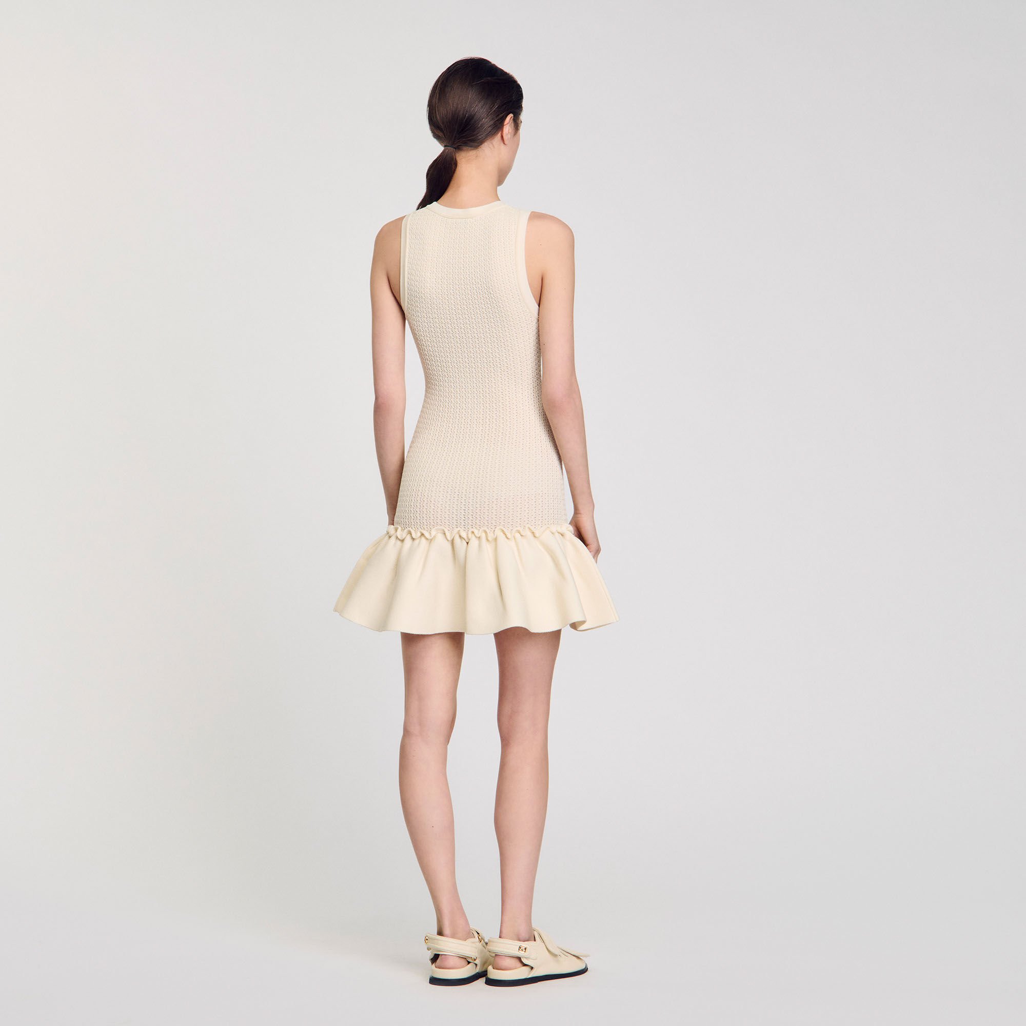 Kurzes Strickkleid mit Volant