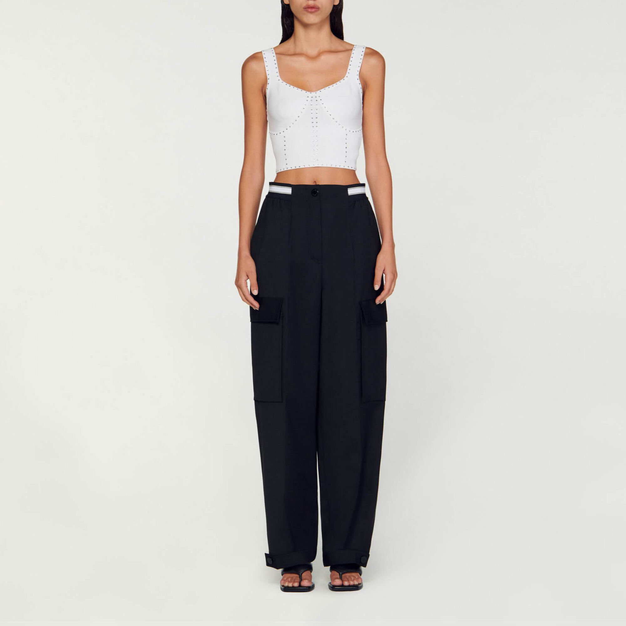 Kurzes Stricktop mit Strassverzierung