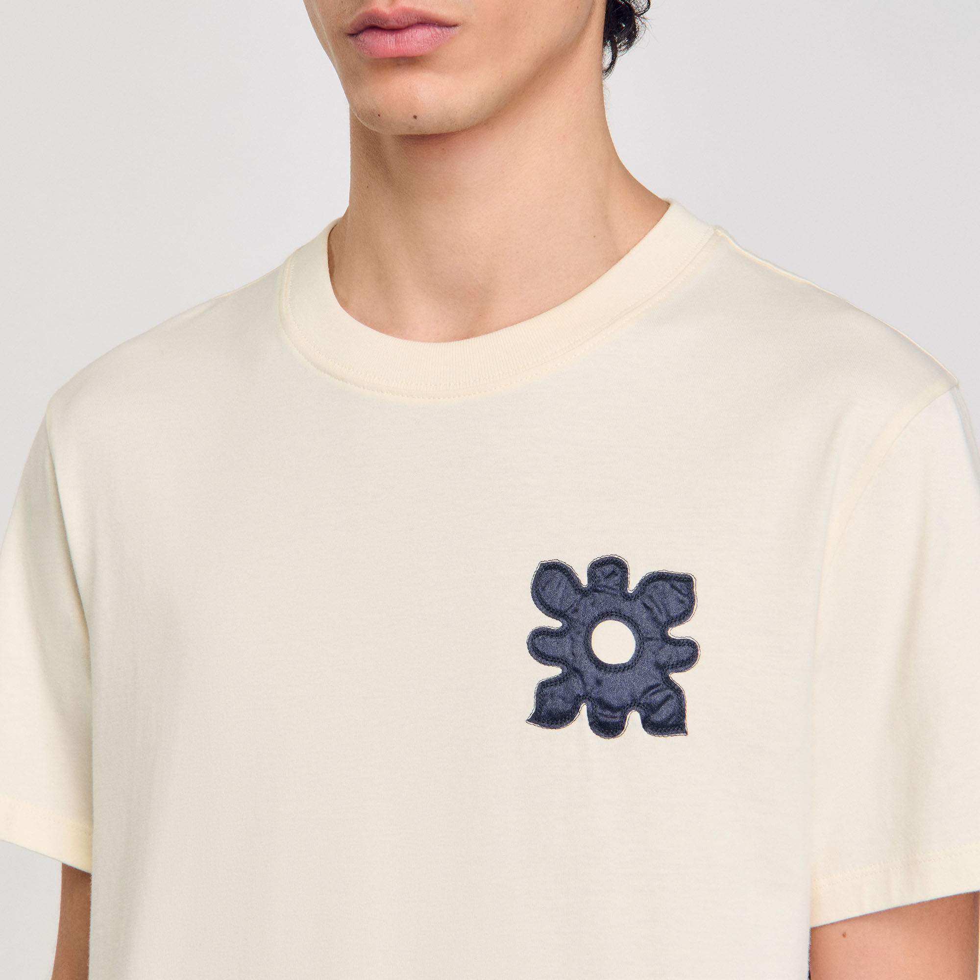 T-Shirt mit Blumendetail