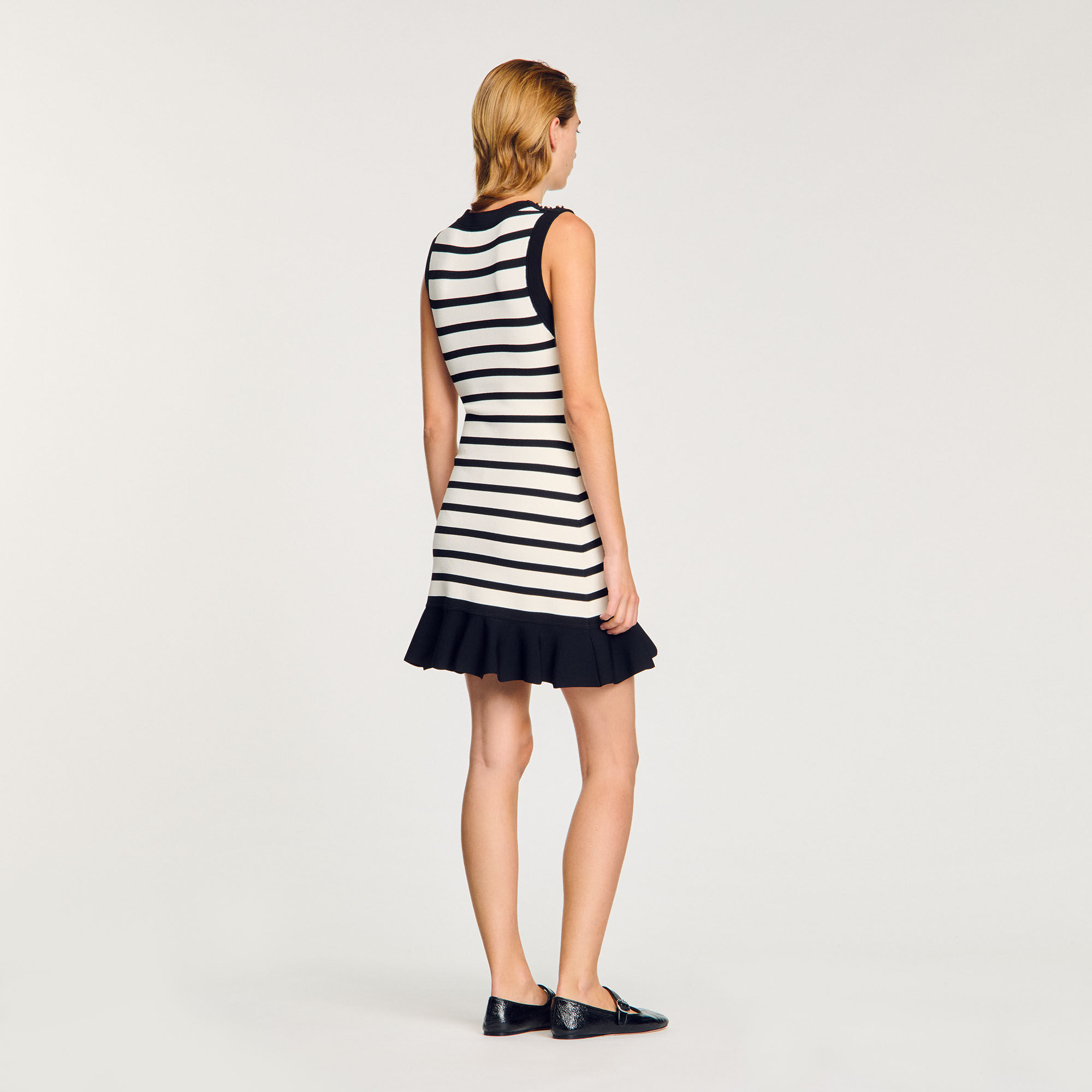 Kurzes Strickkleid mit Streifen