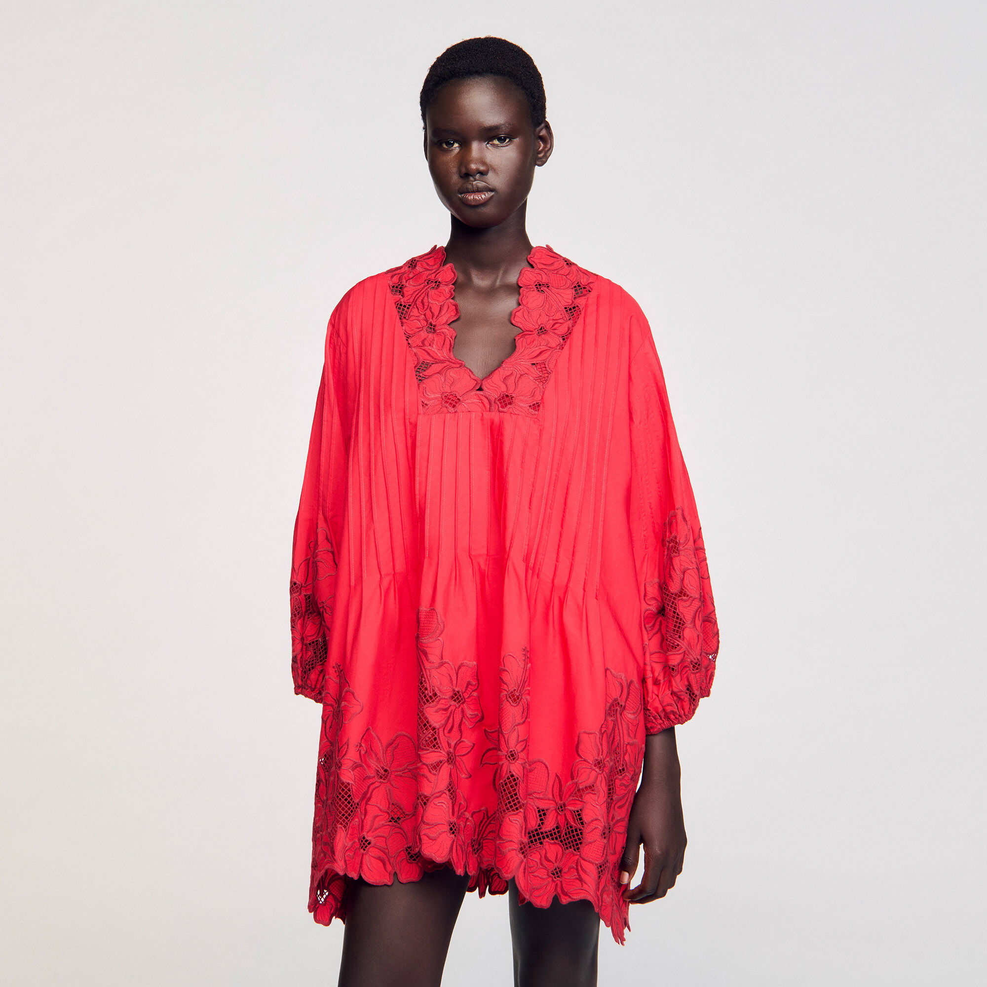 Kurzes Kleid mit Blumendetails