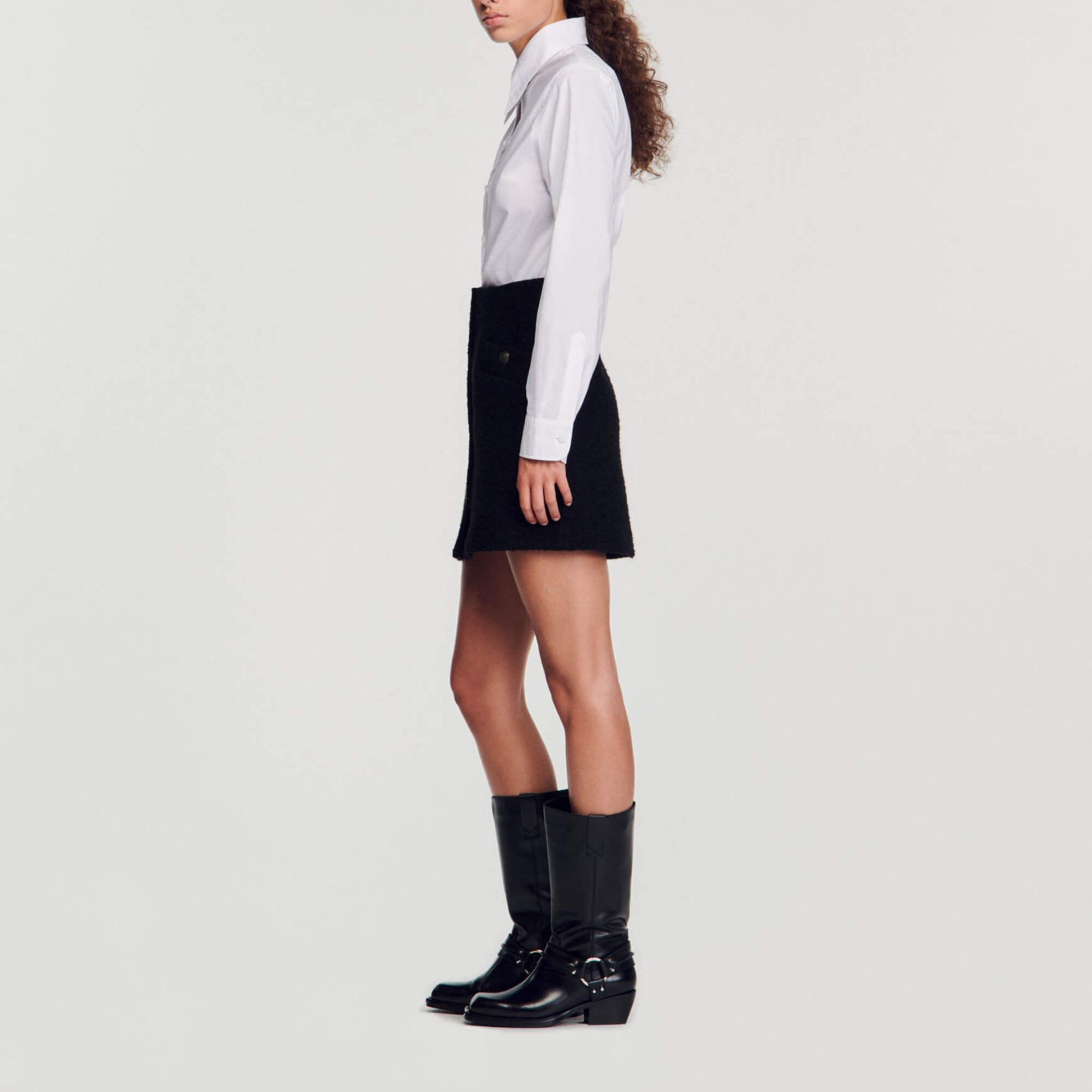 Kurzer Rock mit Knöpfen