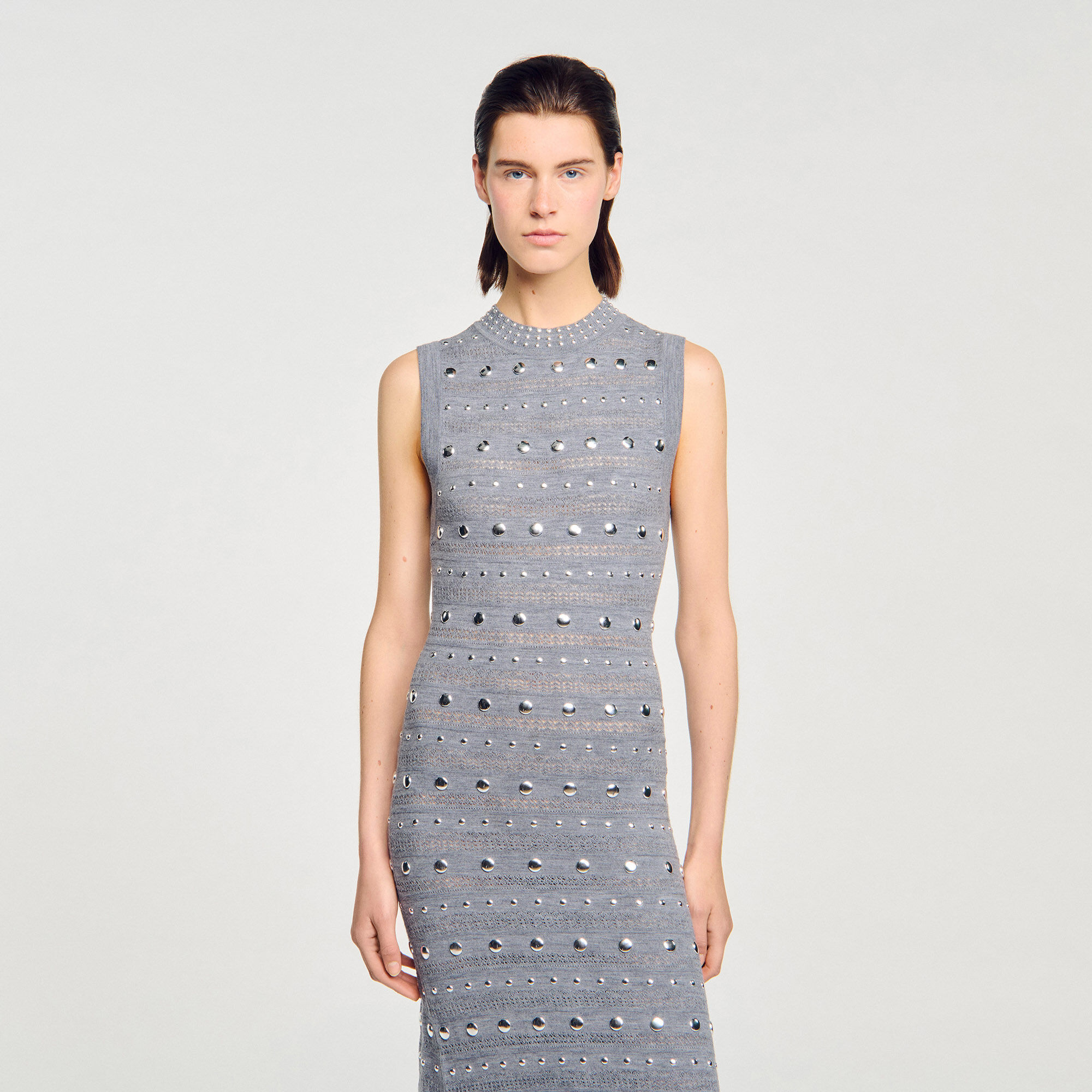 Langes Strickkleid mit Ziernieten