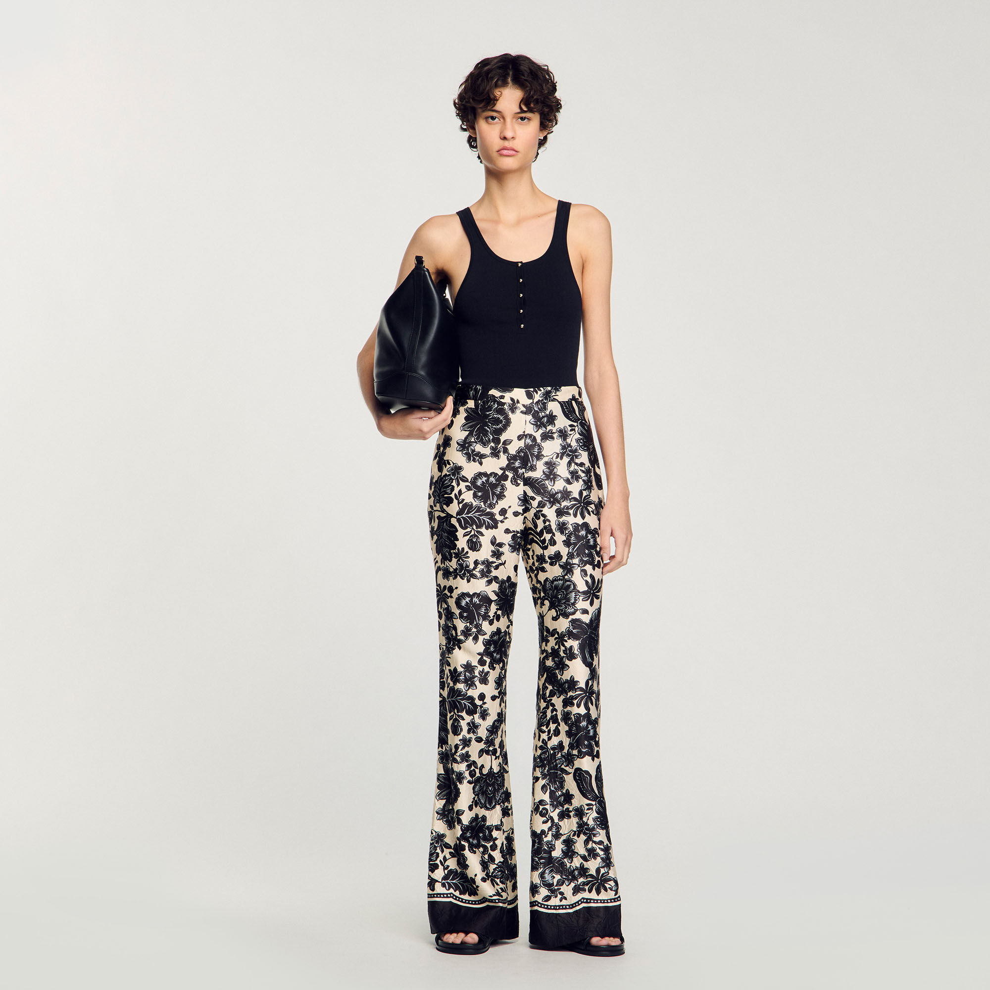 Hose mit Blumendruckmuster