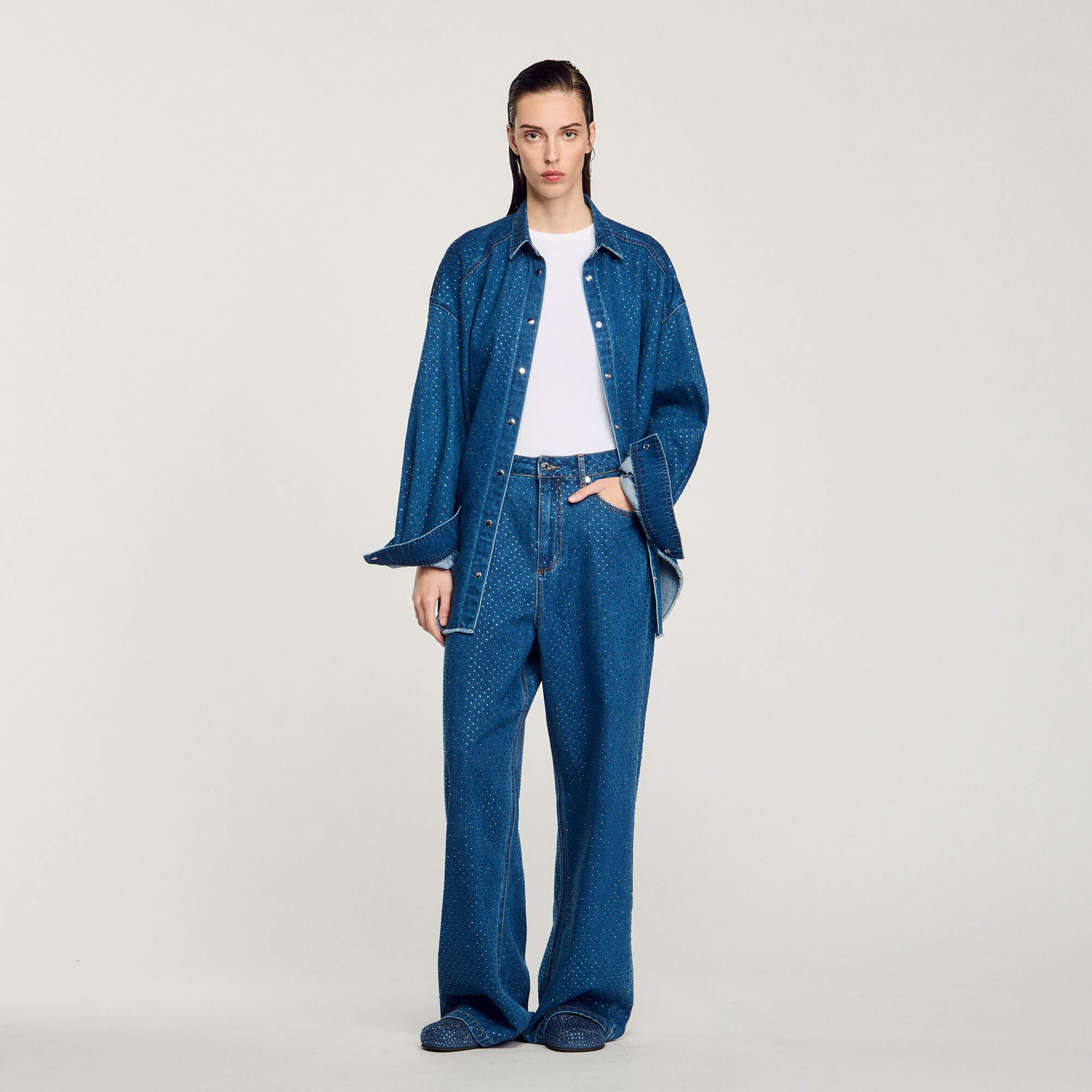 Weite Jeans mit Strassbesatz