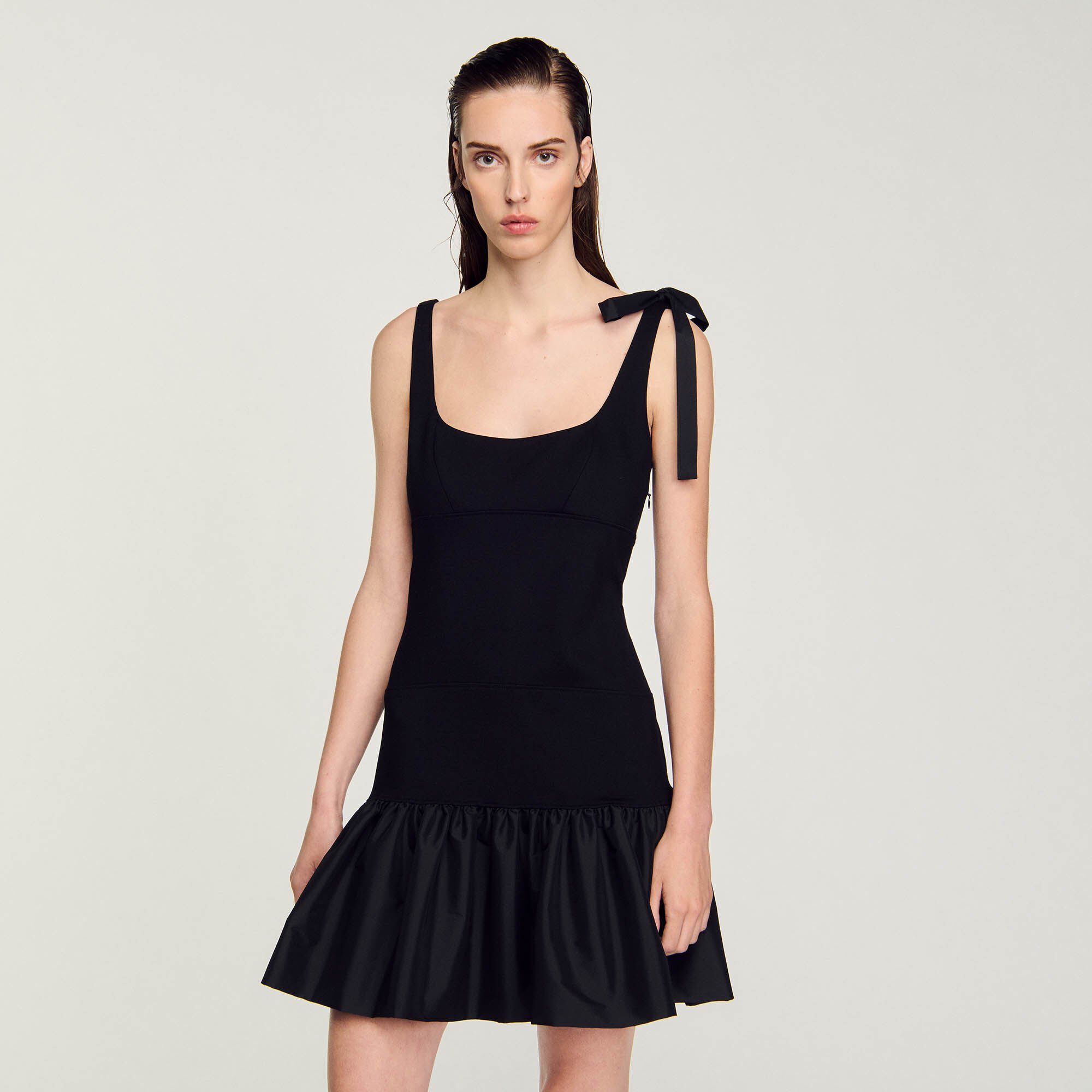 Kurzes Kleid aus Materialmix