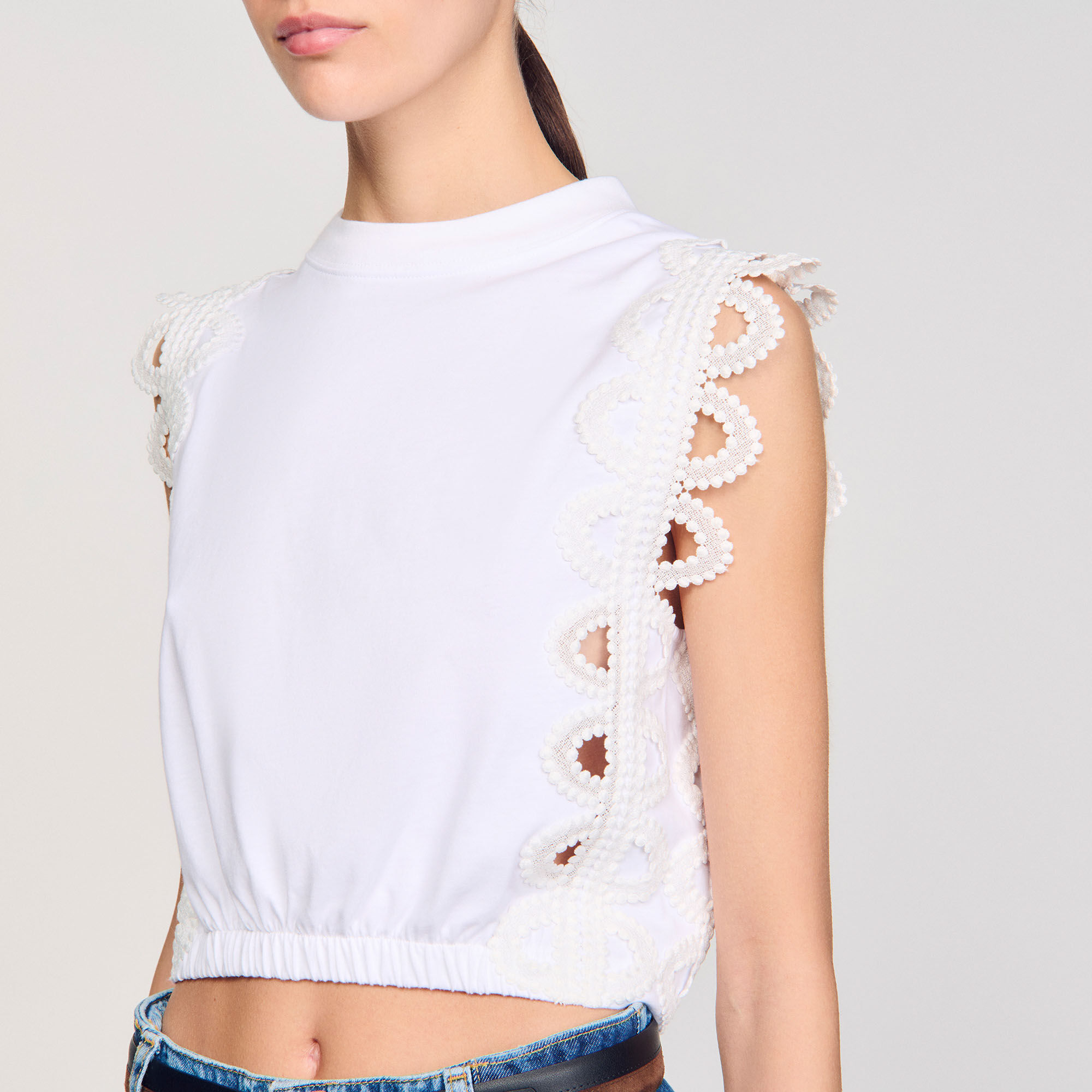 Kurzes T-Shirt mit Spitzendetails