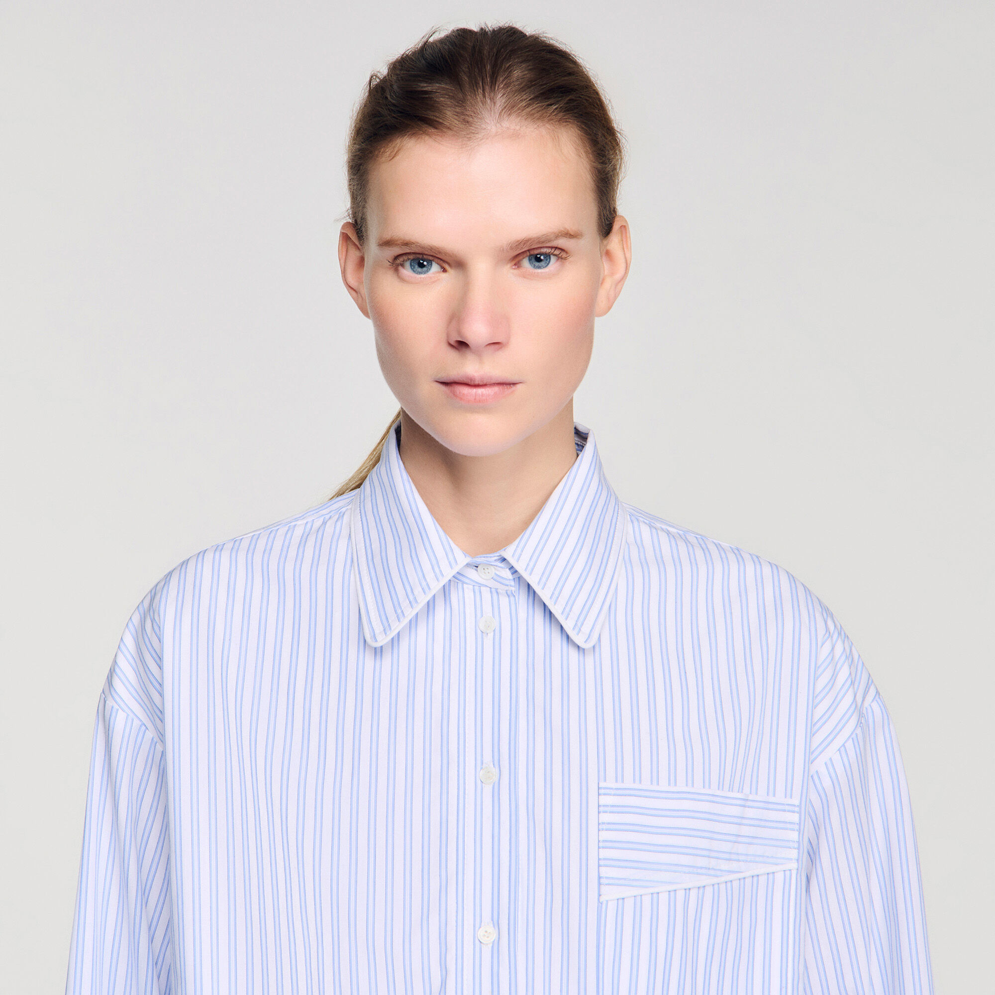 Kurze gestreifte Hemdbluse