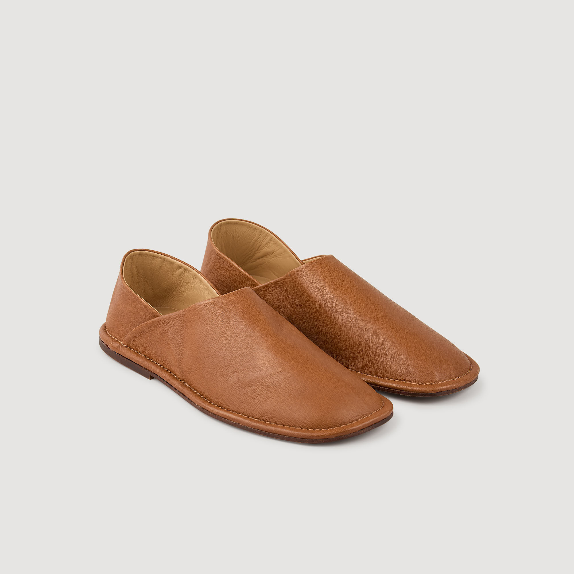 Hausschuhe aus genarbtem Leder