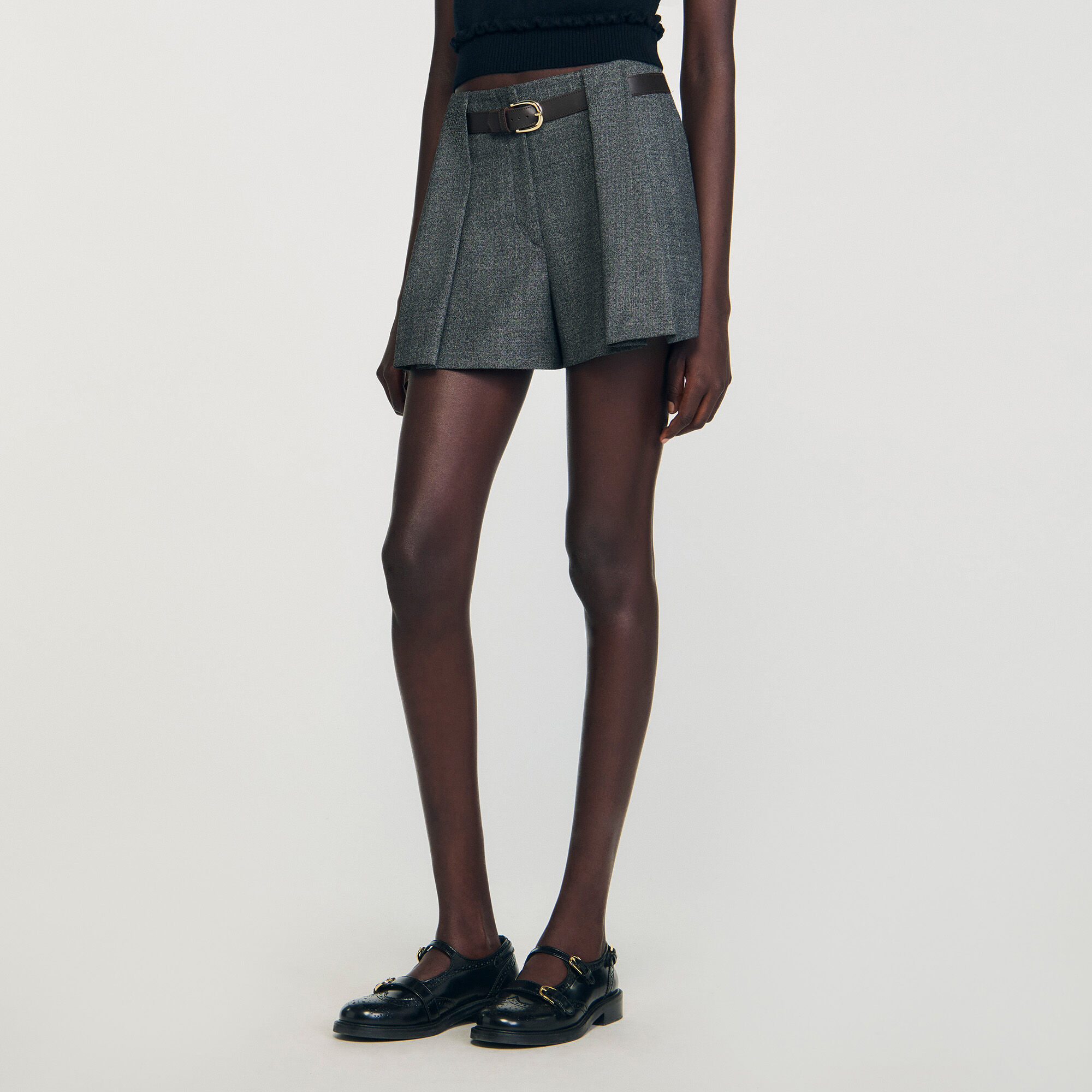 Plissierte Shorts mit Gürtel