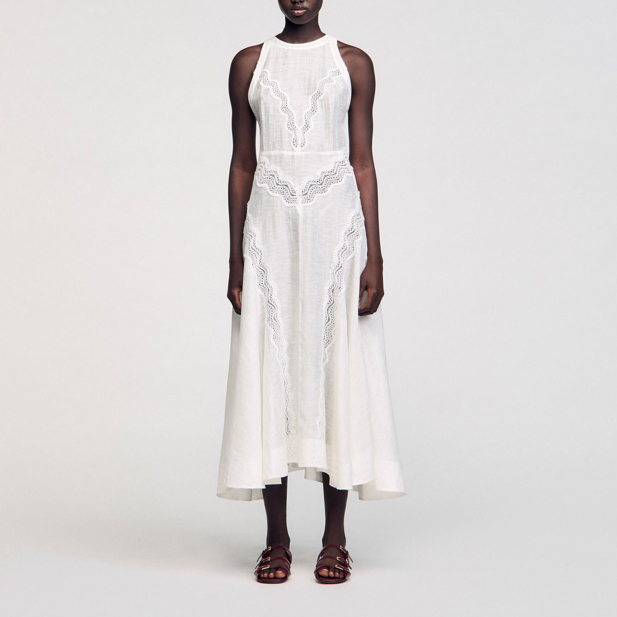 Langes Kleid mit Spitzenbesatz